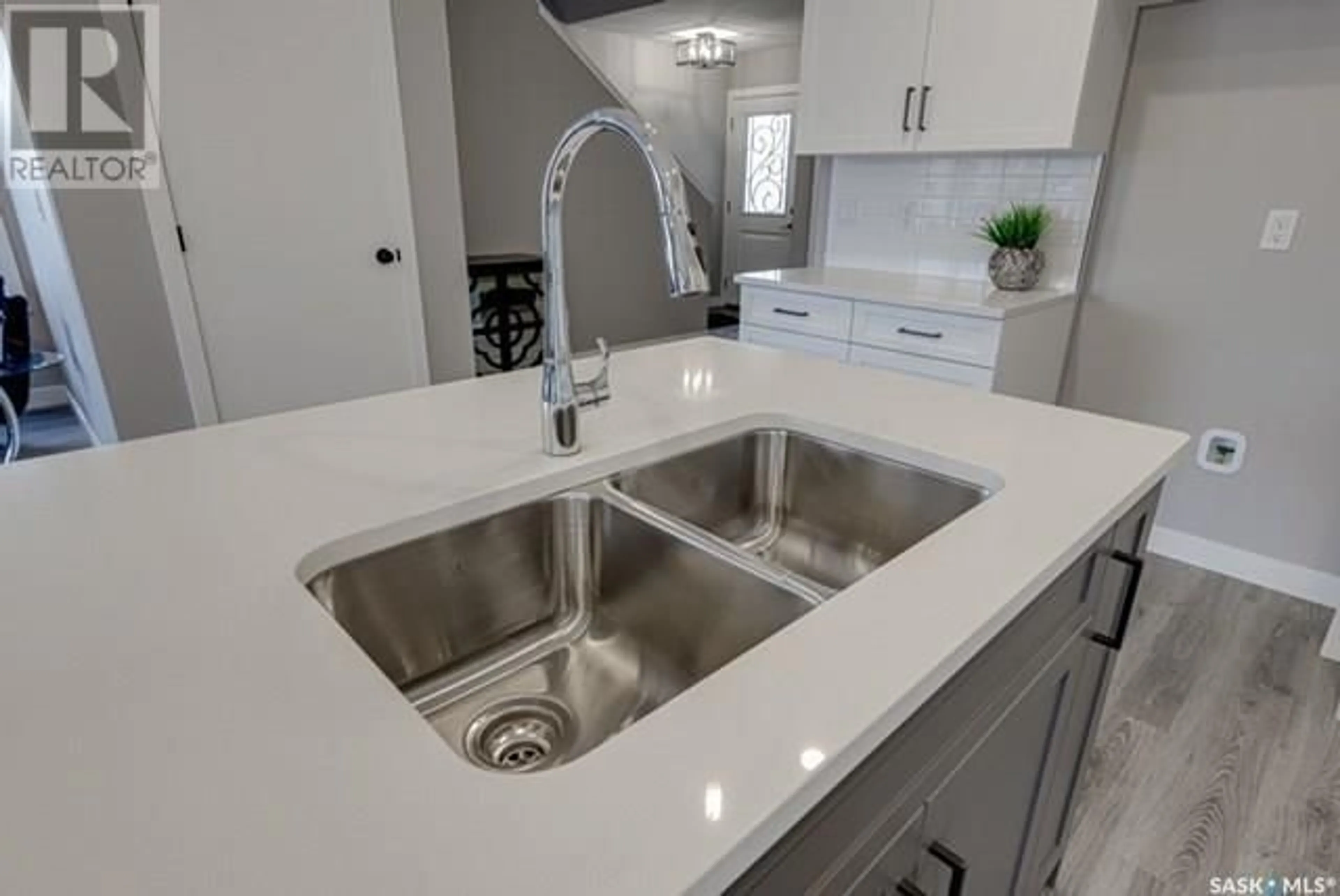 Contemporary kitchen, ceramic/tile floor for 467 Doran CRESCENT, Saskatoon Saskatchewan S7V1W2