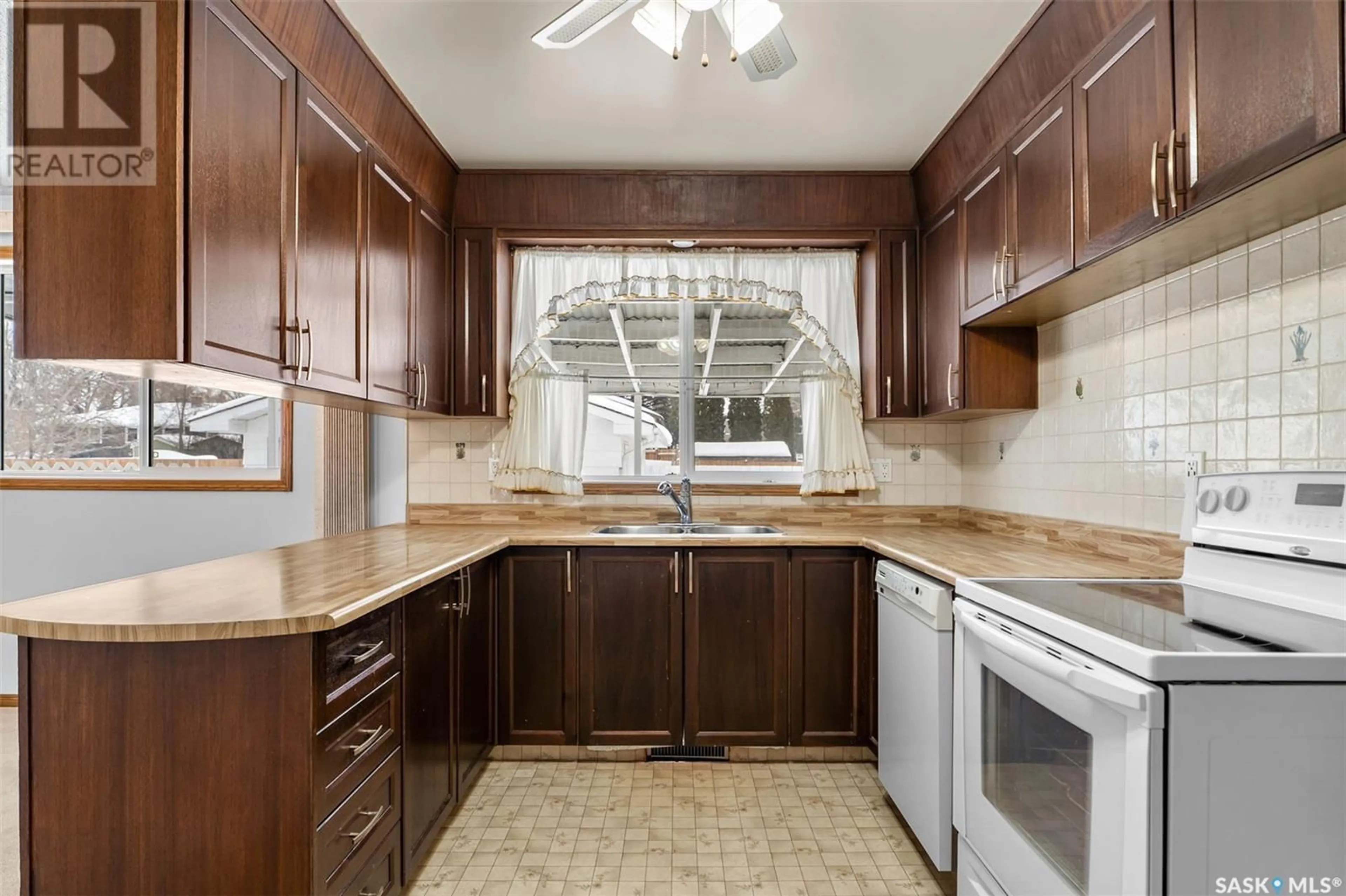 Standard kitchen, unknown for 814 Marr AVENUE, Saskatoon Saskatchewan S7L3Z5