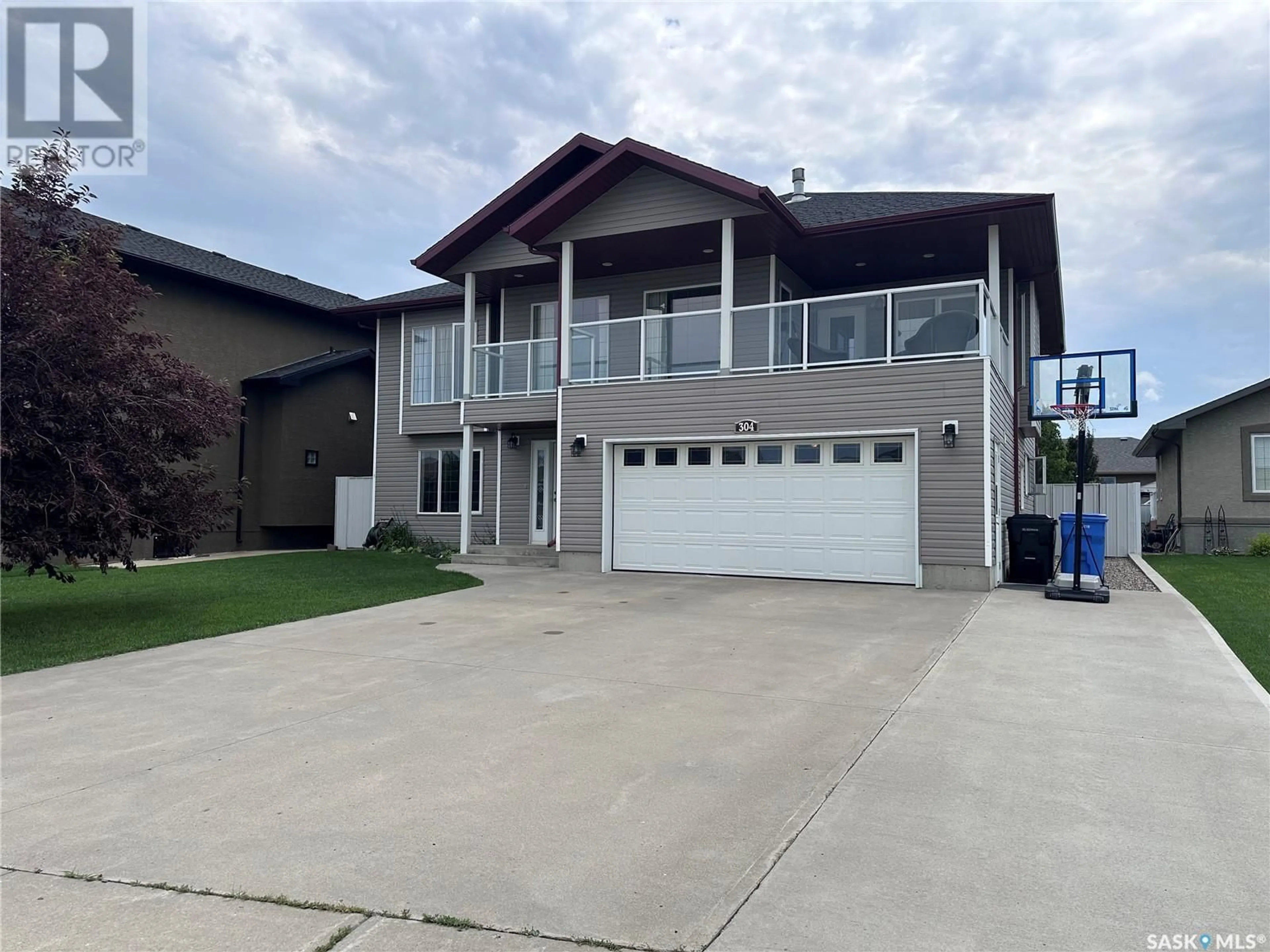 Home with vinyl exterior material, street for 304 Abbott BAY, Estevan Saskatchewan S4A2X2