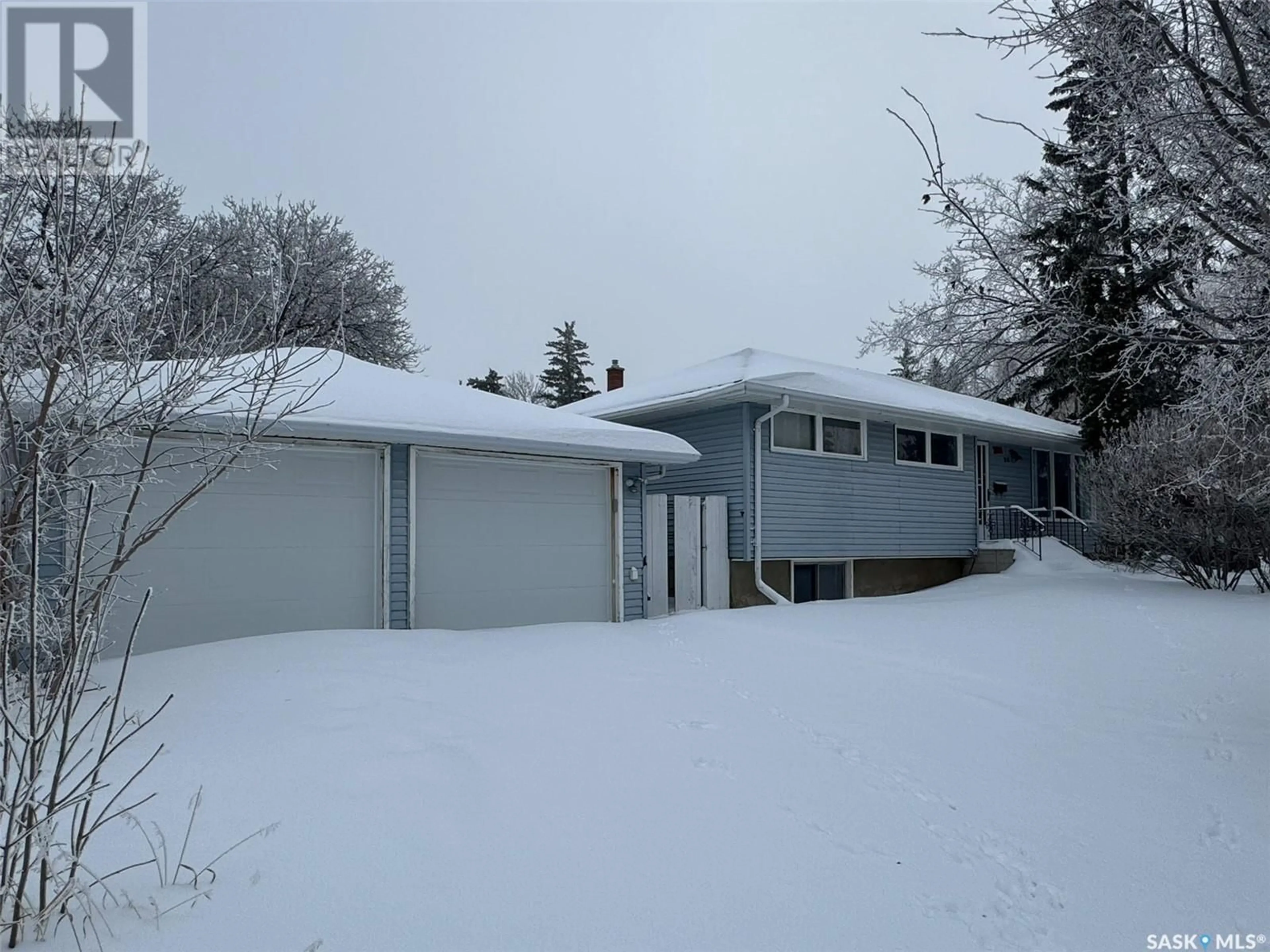 A pic from outside/outdoor area/front of a property/back of a property/a pic from drone, street for 20 Bond CRESCENT, Regina Saskatchewan S4N1Y7