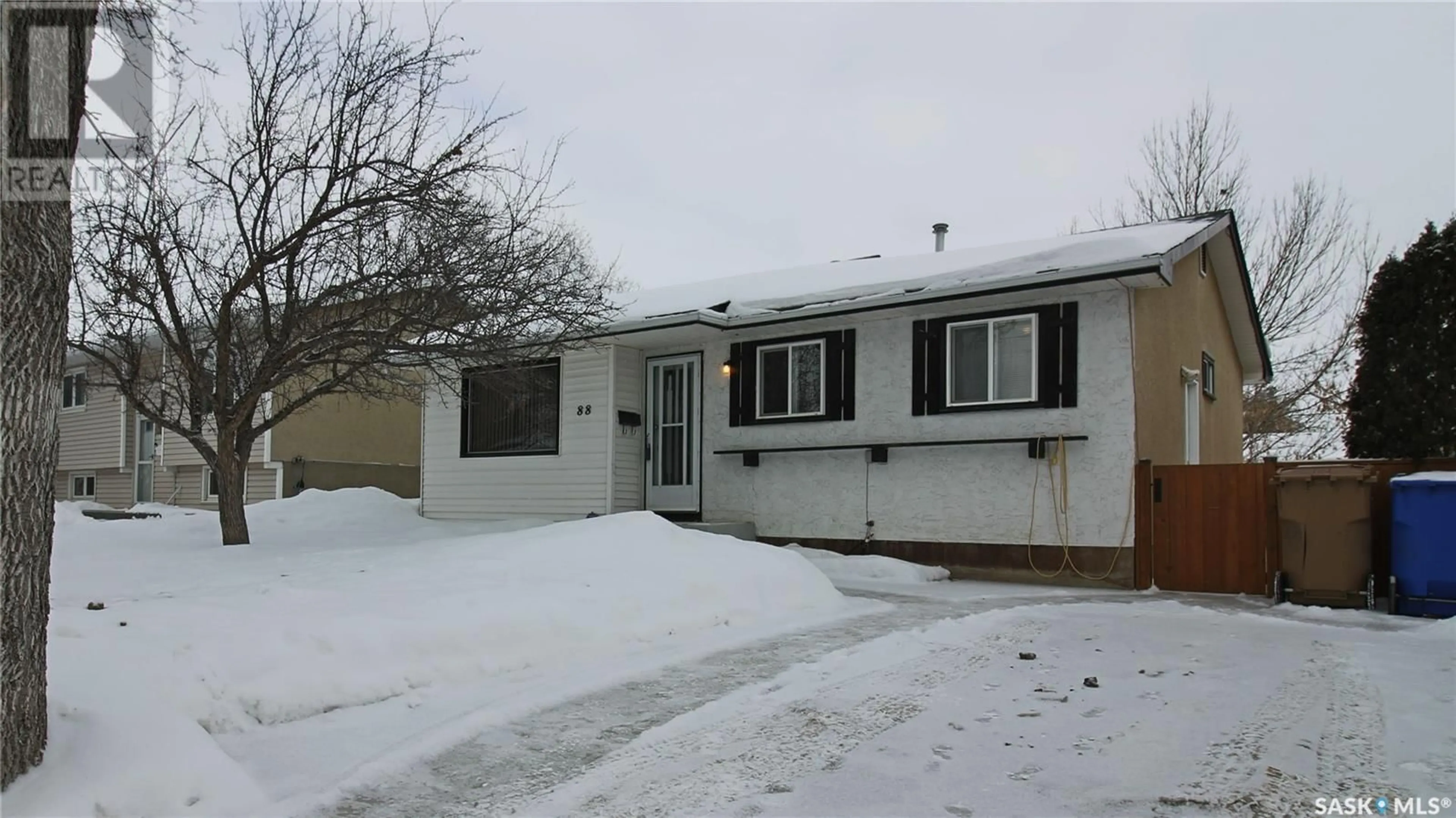 Home with vinyl exterior material, street for 88 Thorn CRESCENT, Regina Saskatchewan S4N4H8