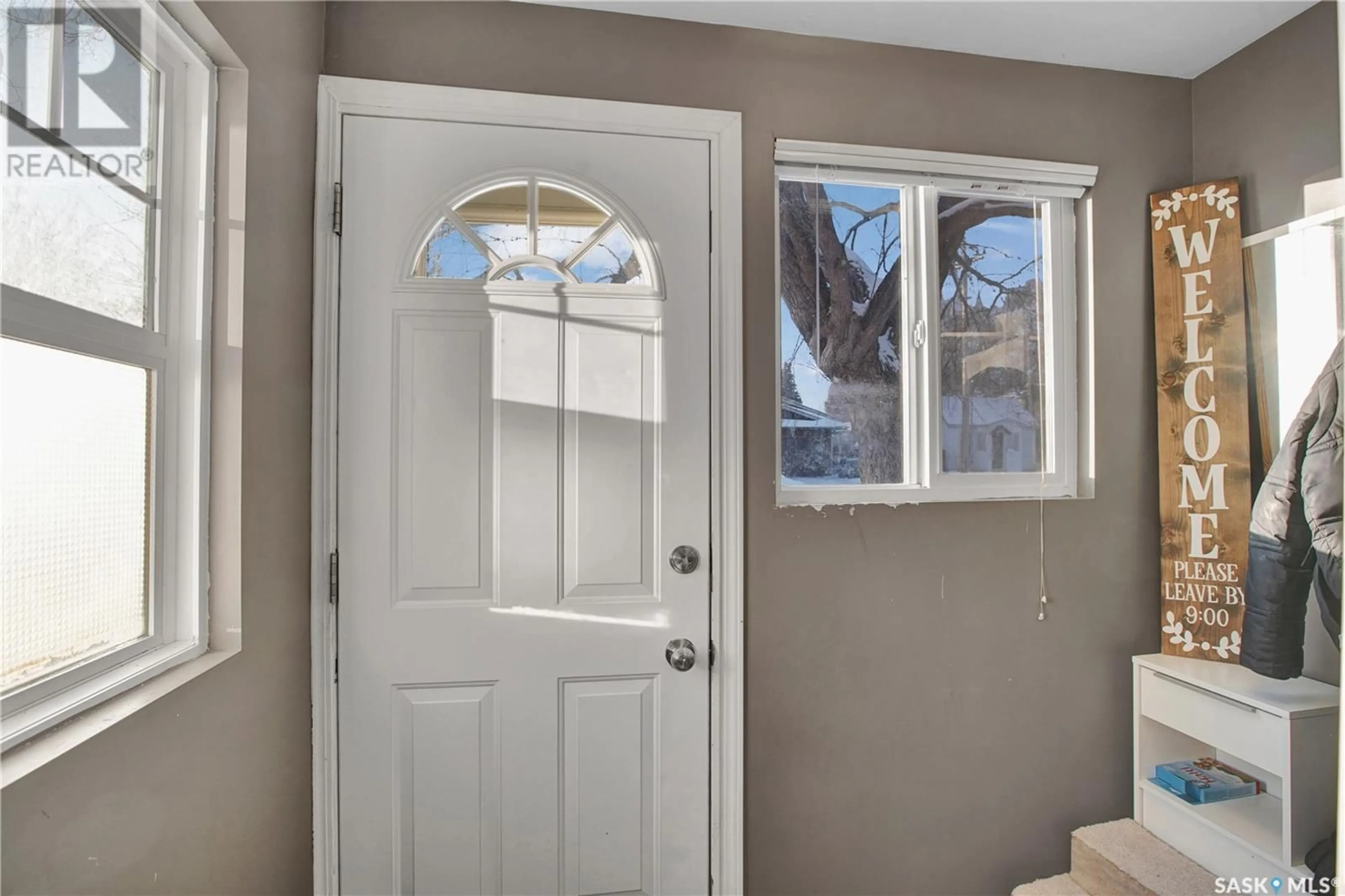 Indoor entryway for 210 L AVENUE N, Saskatoon Saskatchewan S7L2P4