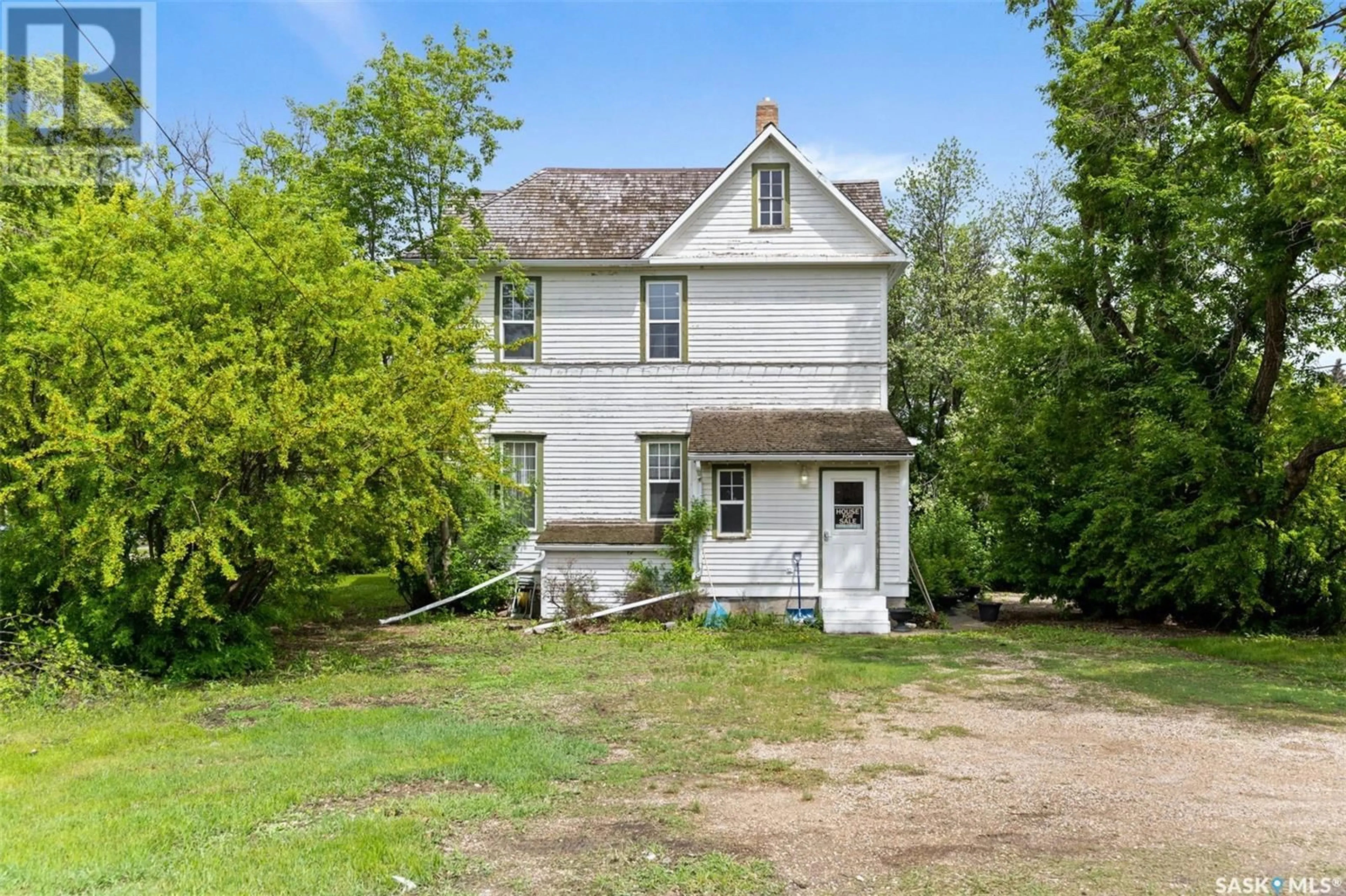 A pic from outside/outdoor area/front of a property/back of a property/a pic from drone, building for 207 4th AVENUE E, Watrous Saskatchewan S0K4T0