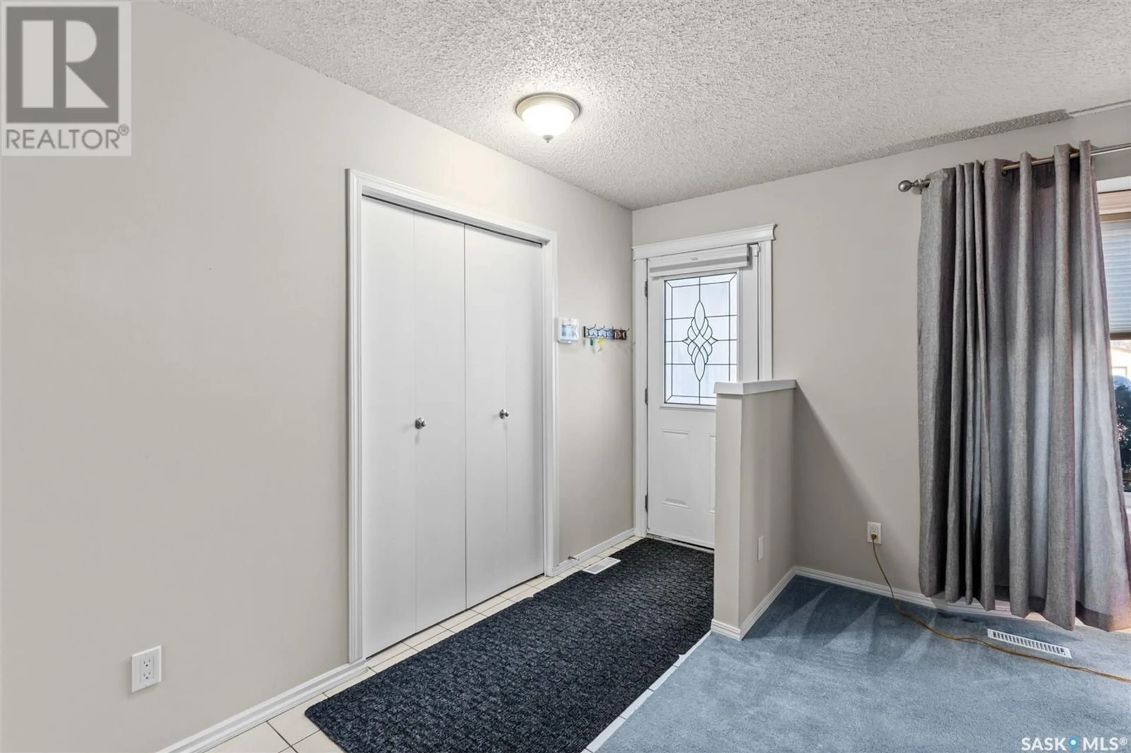 Indoor entryway for 103 Weyakwin DRIVE, Saskatoon Saskatchewan S7J4N3