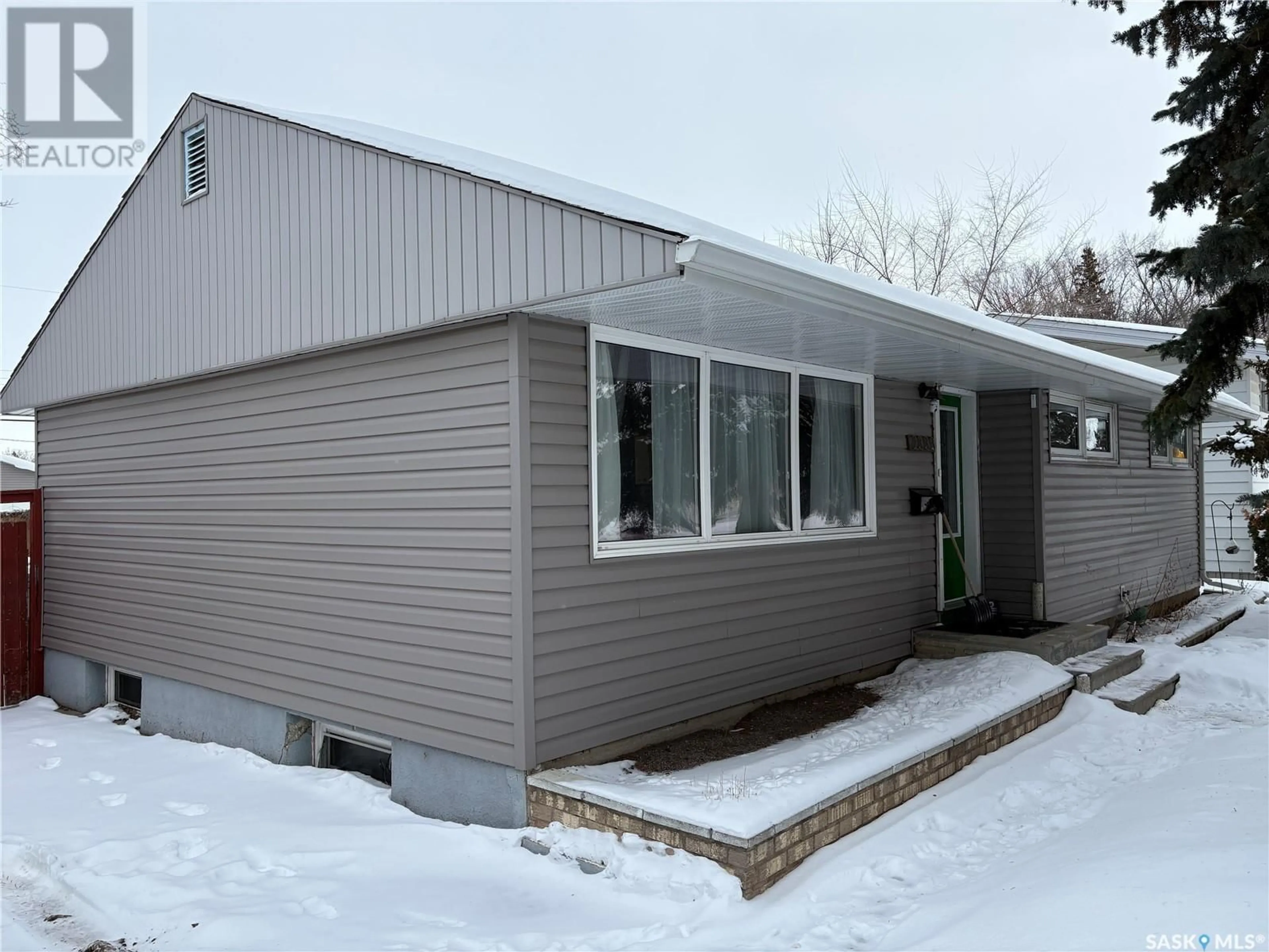 Home with vinyl exterior material, building for 2333 Clarence AVENUE S, Saskatoon Saskatchewan S7L1L8