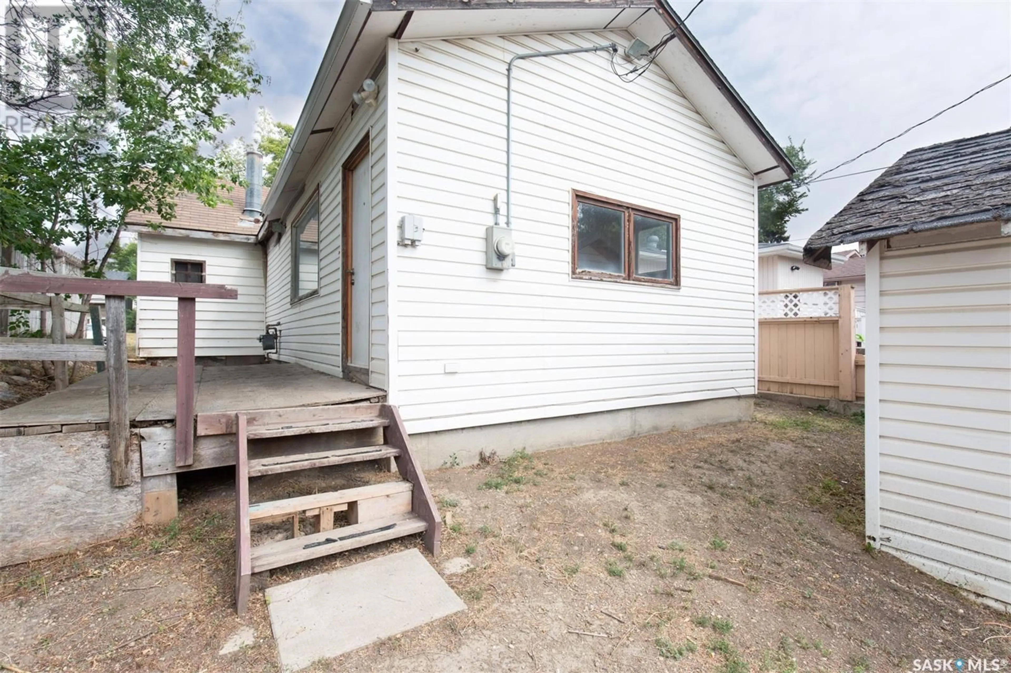 Patio, street for 961 Caribou STREET W, Moose Jaw Saskatchewan S6H2L4