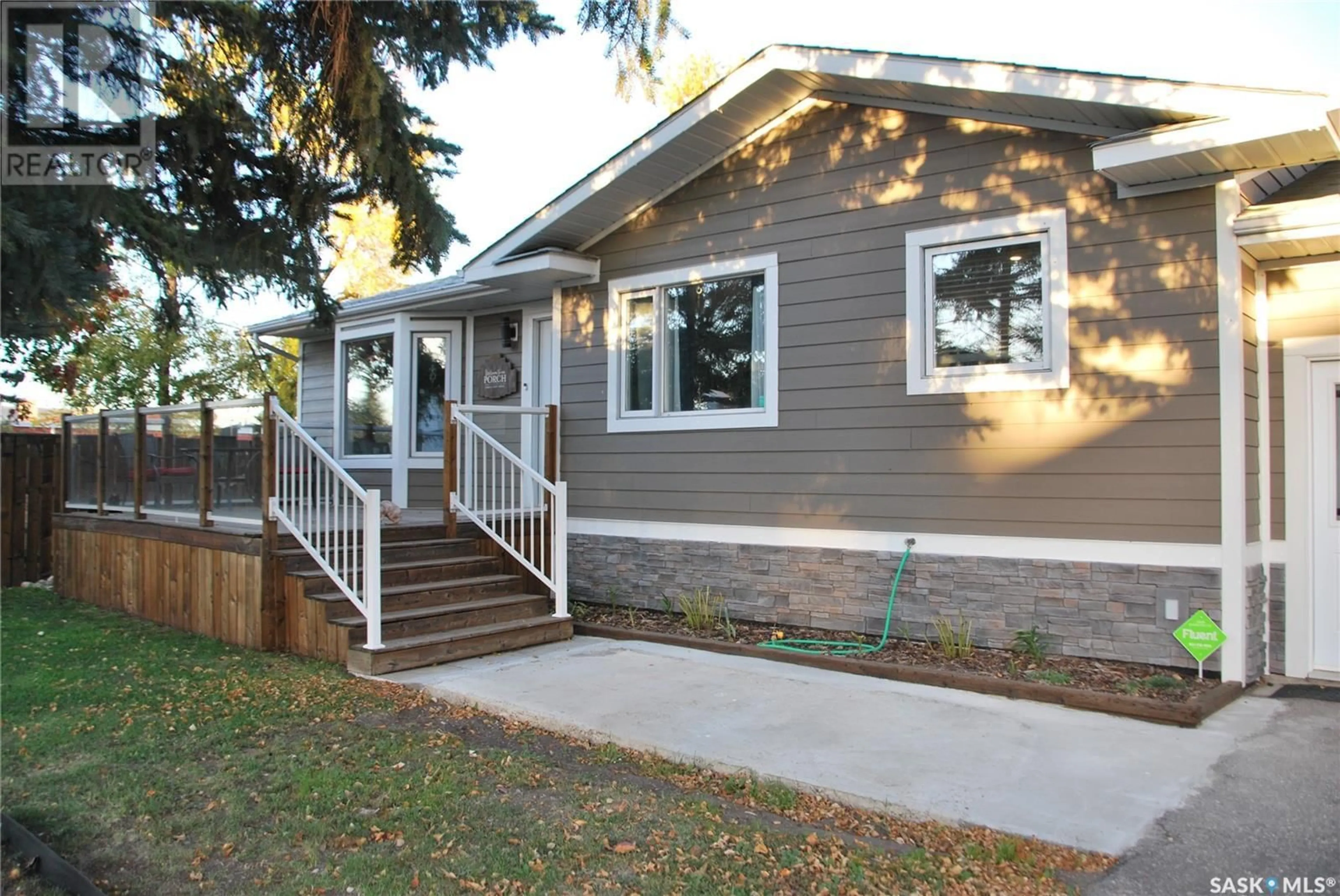 Home with vinyl exterior material, street for 817 Main STREET, Oxbow Saskatchewan S0C2B0