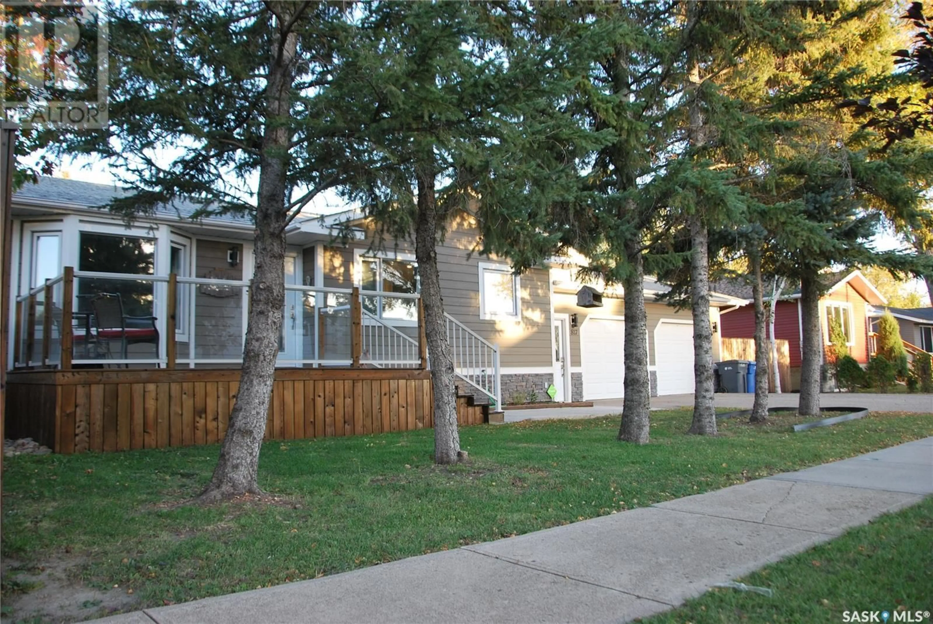 Patio, street for 817 Main STREET, Oxbow Saskatchewan S0C2B0