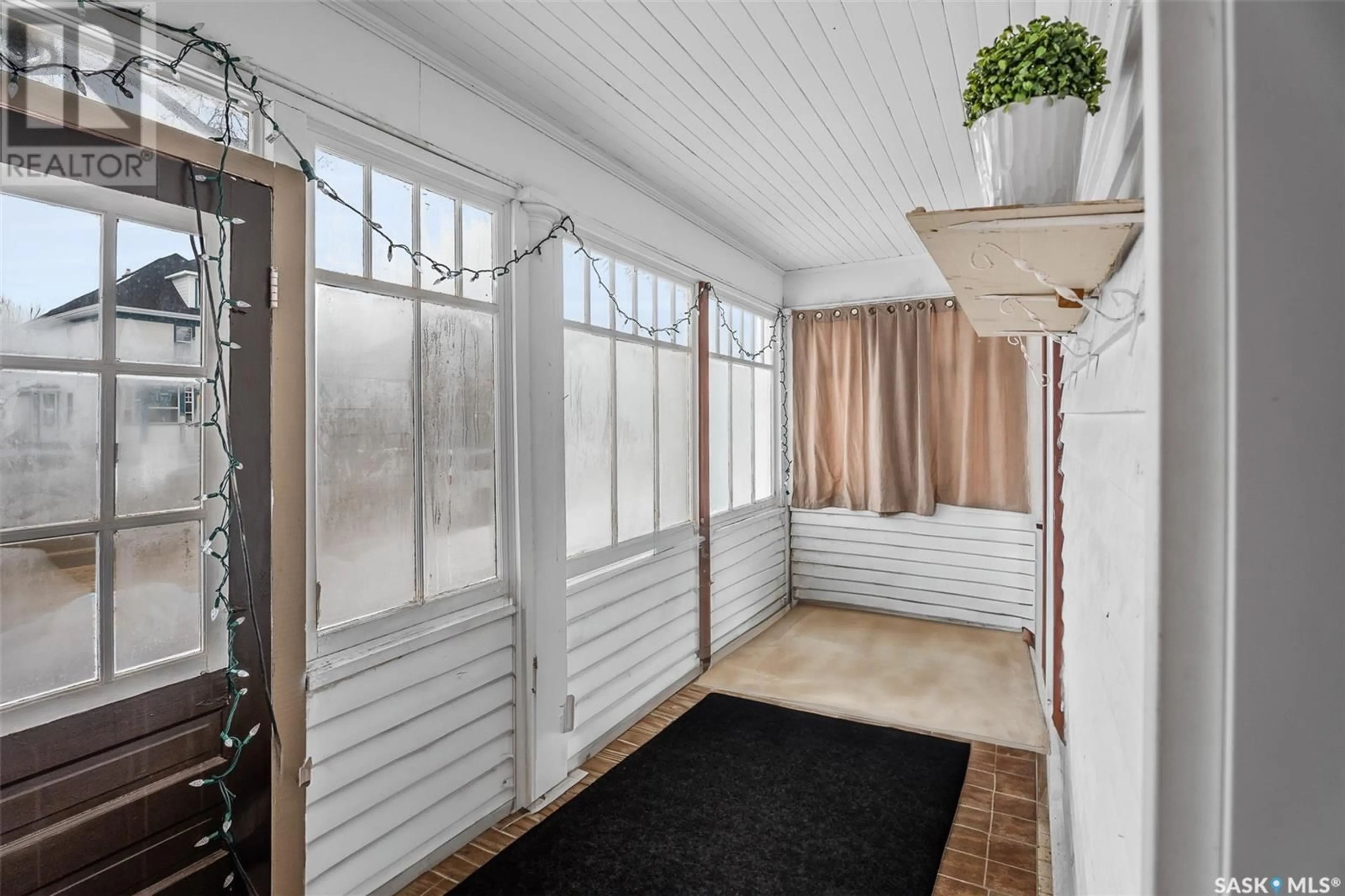 Indoor entryway for 343 Athabasca STREET W, Moose Jaw Saskatchewan S6H2C1