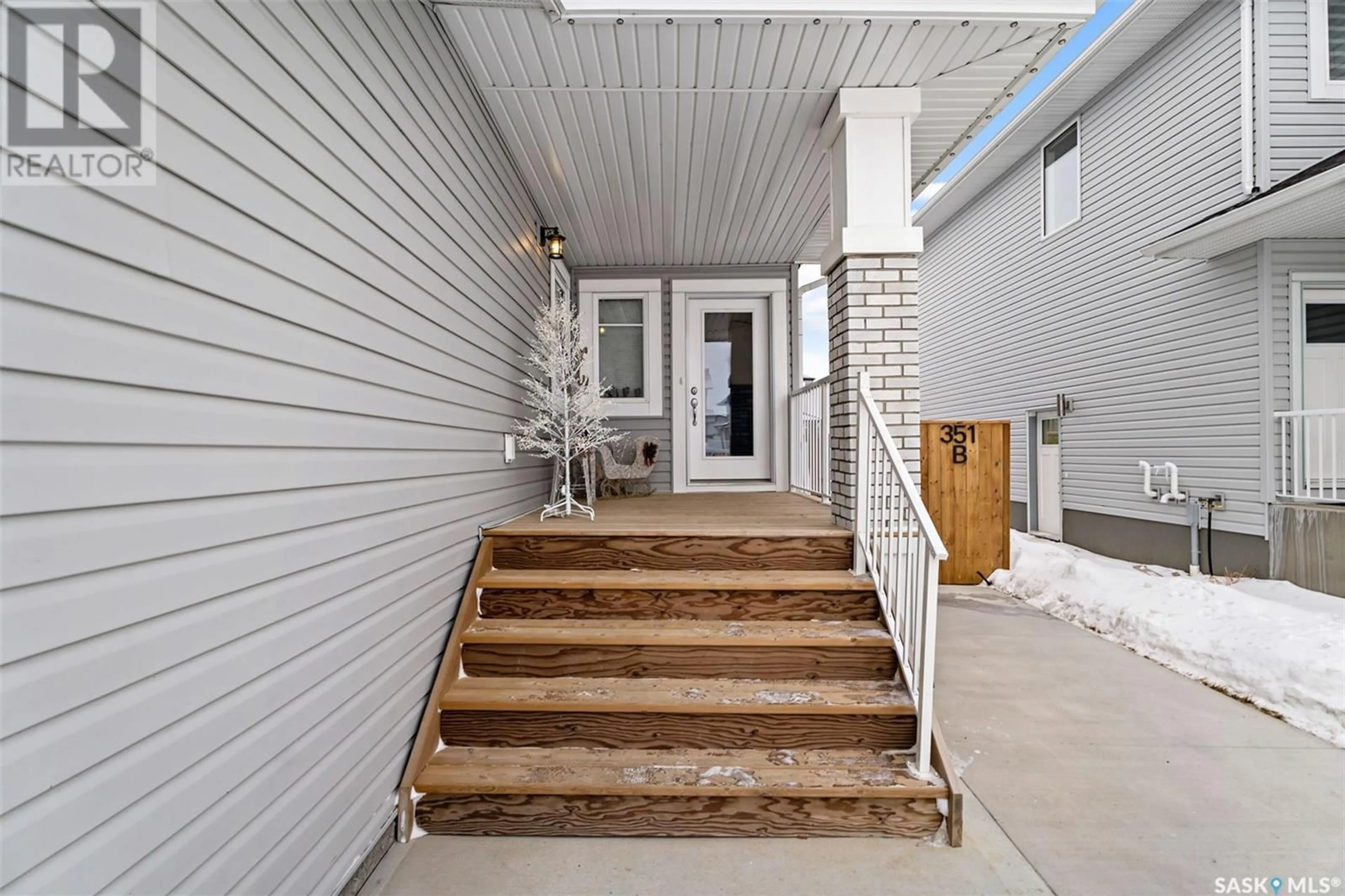 Indoor entryway for 351 Barrett STREET, Saskatoon Saskatchewan S7W1C6