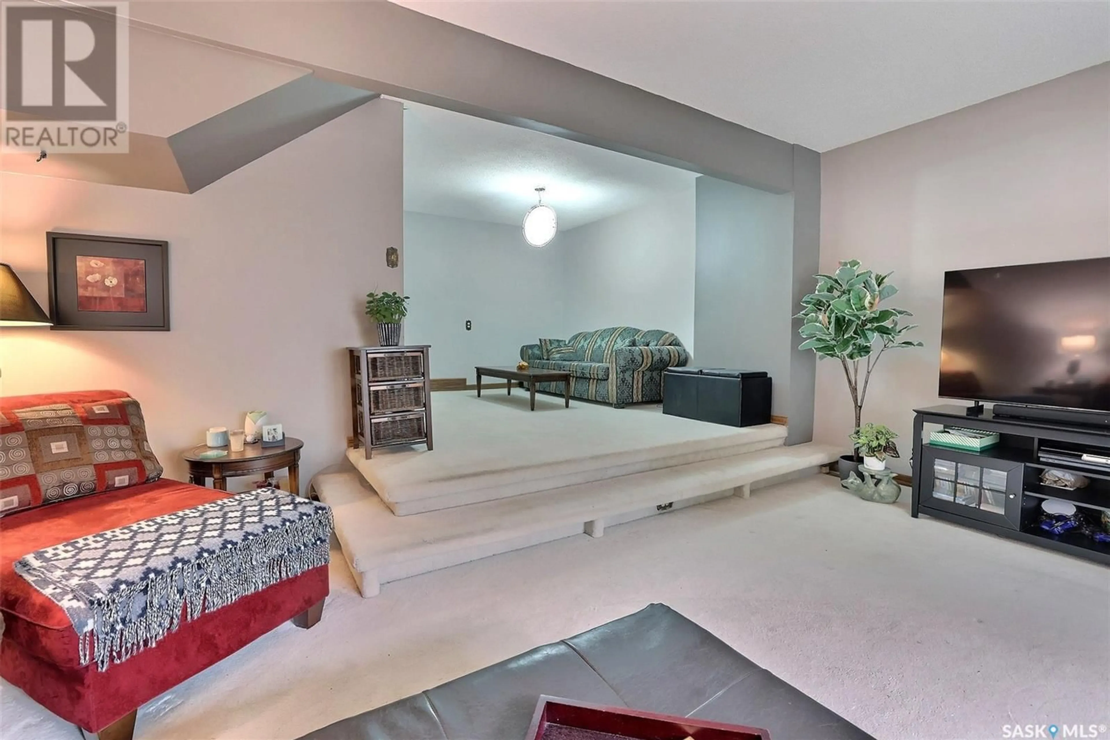 Indoor foyer for 47 LAVERENDRYE WAY, Regina Saskatchewan S4S5Z6