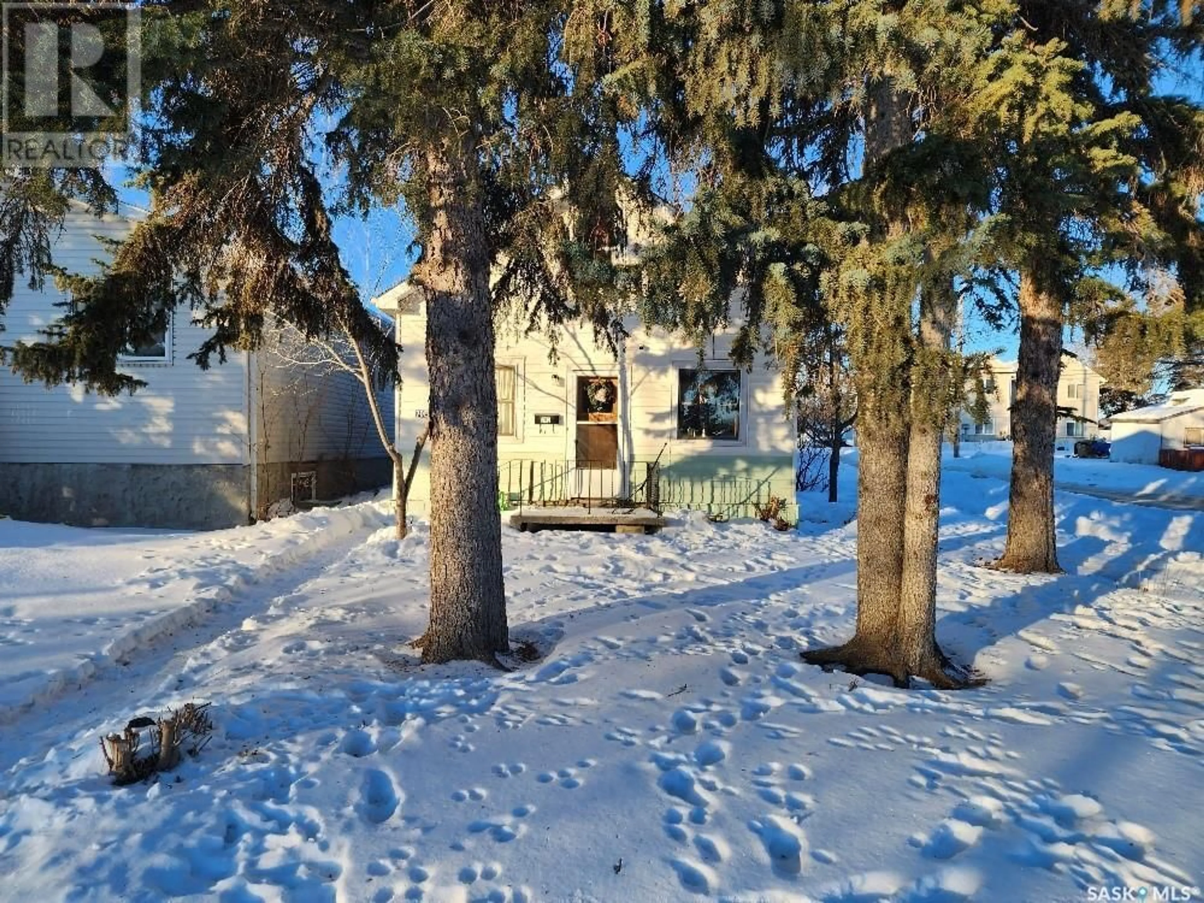 A pic from outside/outdoor area/front of a property/back of a property/a pic from drone, street for 702 Athol STREET, Regina Saskatchewan S4T3B3