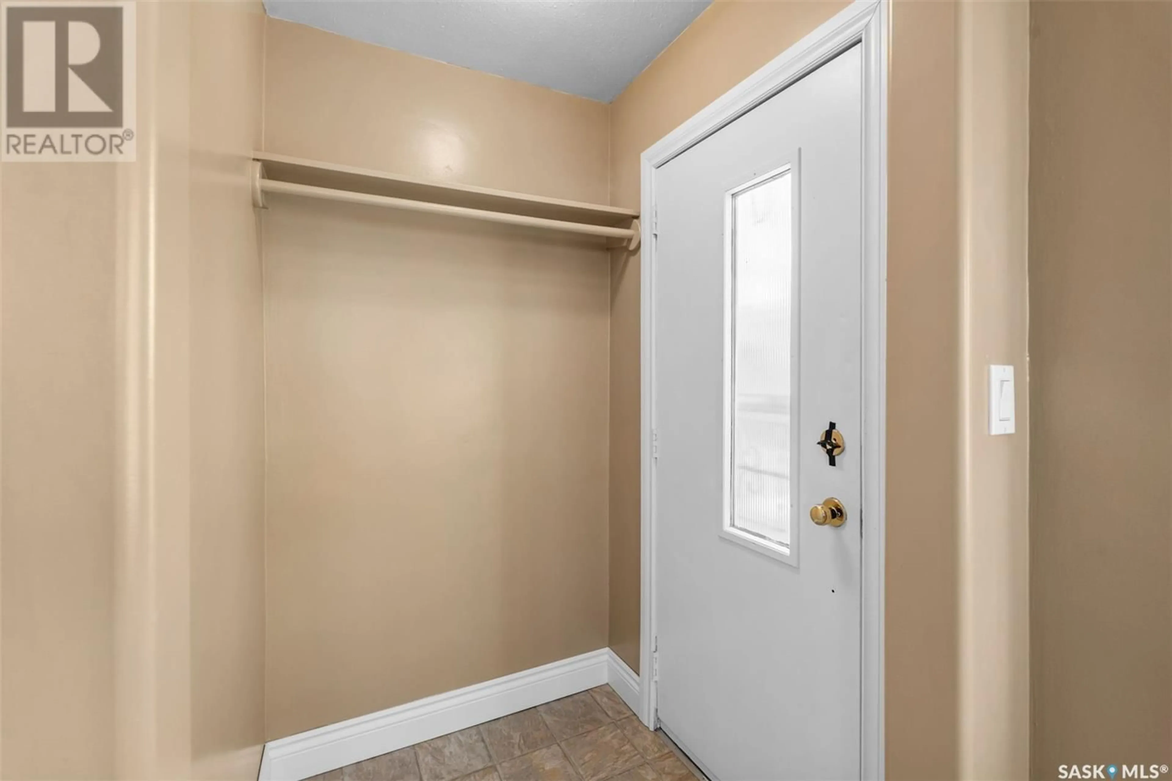 Indoor entryway for 134 G AVENUE N, Saskatoon Saskatchewan S7I1Y8