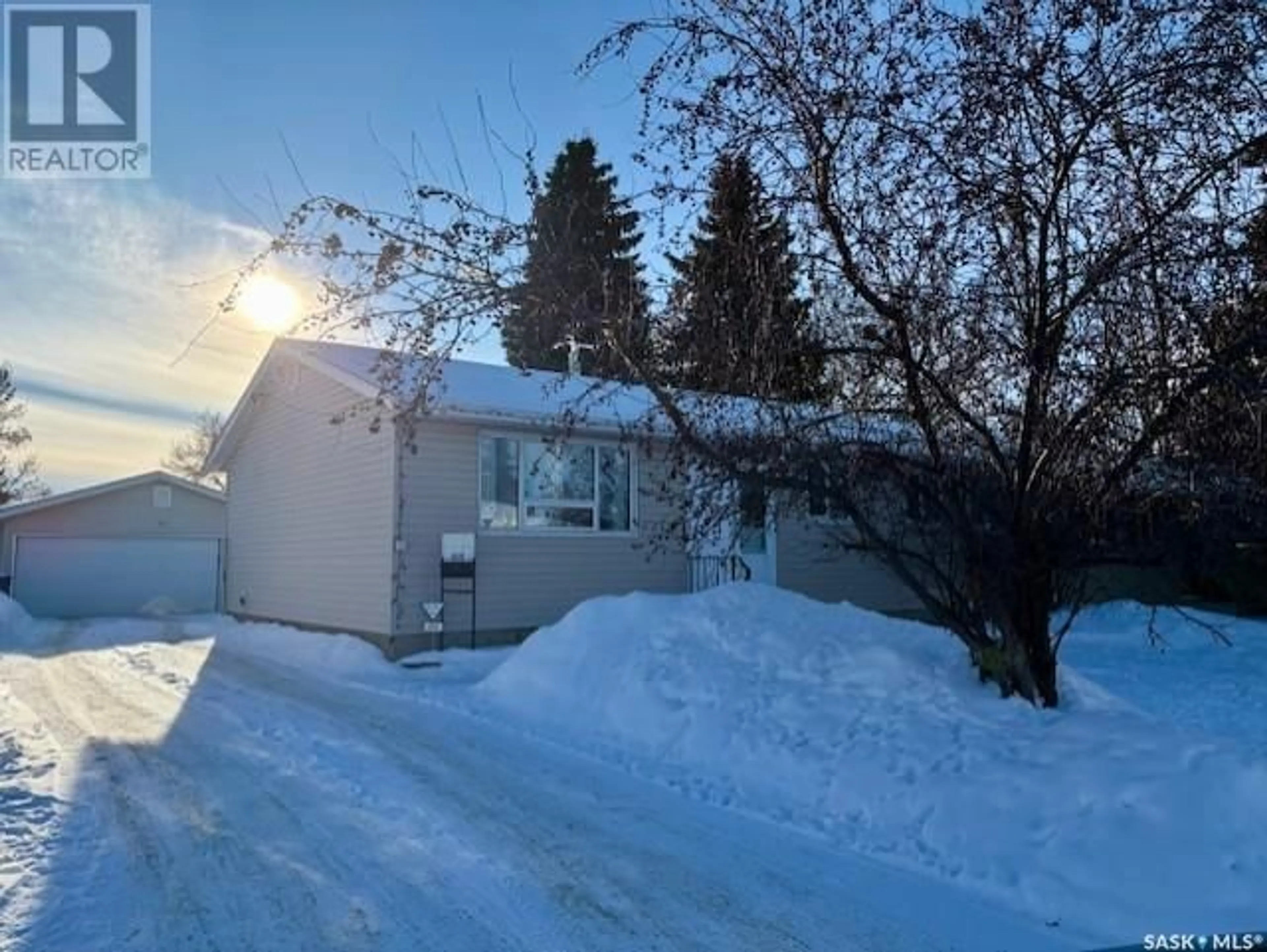 A pic from outside/outdoor area/front of a property/back of a property/a pic from drone, street for 71 McCully CRESCENT, Saskatoon Saskatchewan S7L5L8