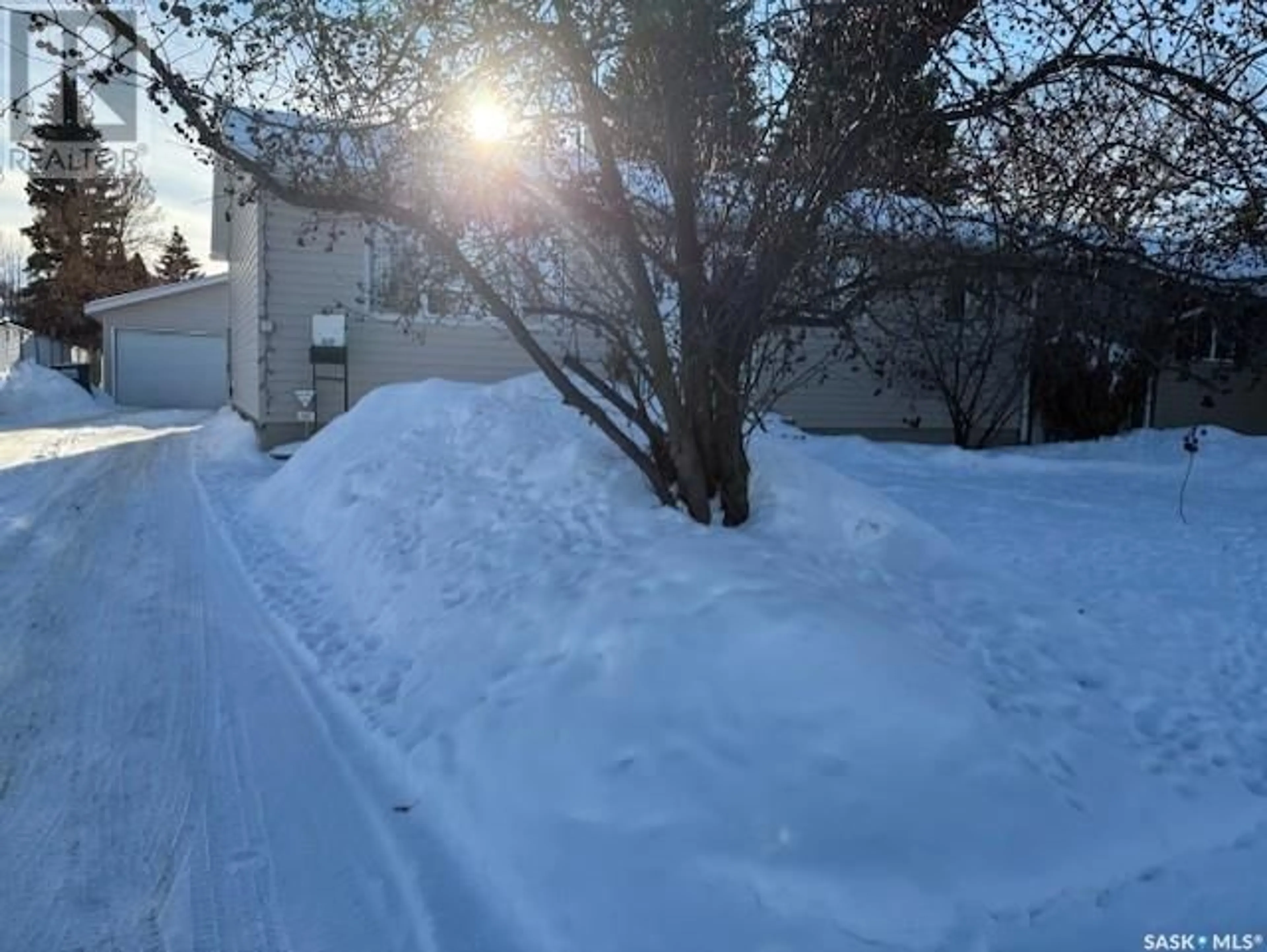 A pic from outside/outdoor area/front of a property/back of a property/a pic from drone, street for 71 McCully CRESCENT, Saskatoon Saskatchewan S7L5L8