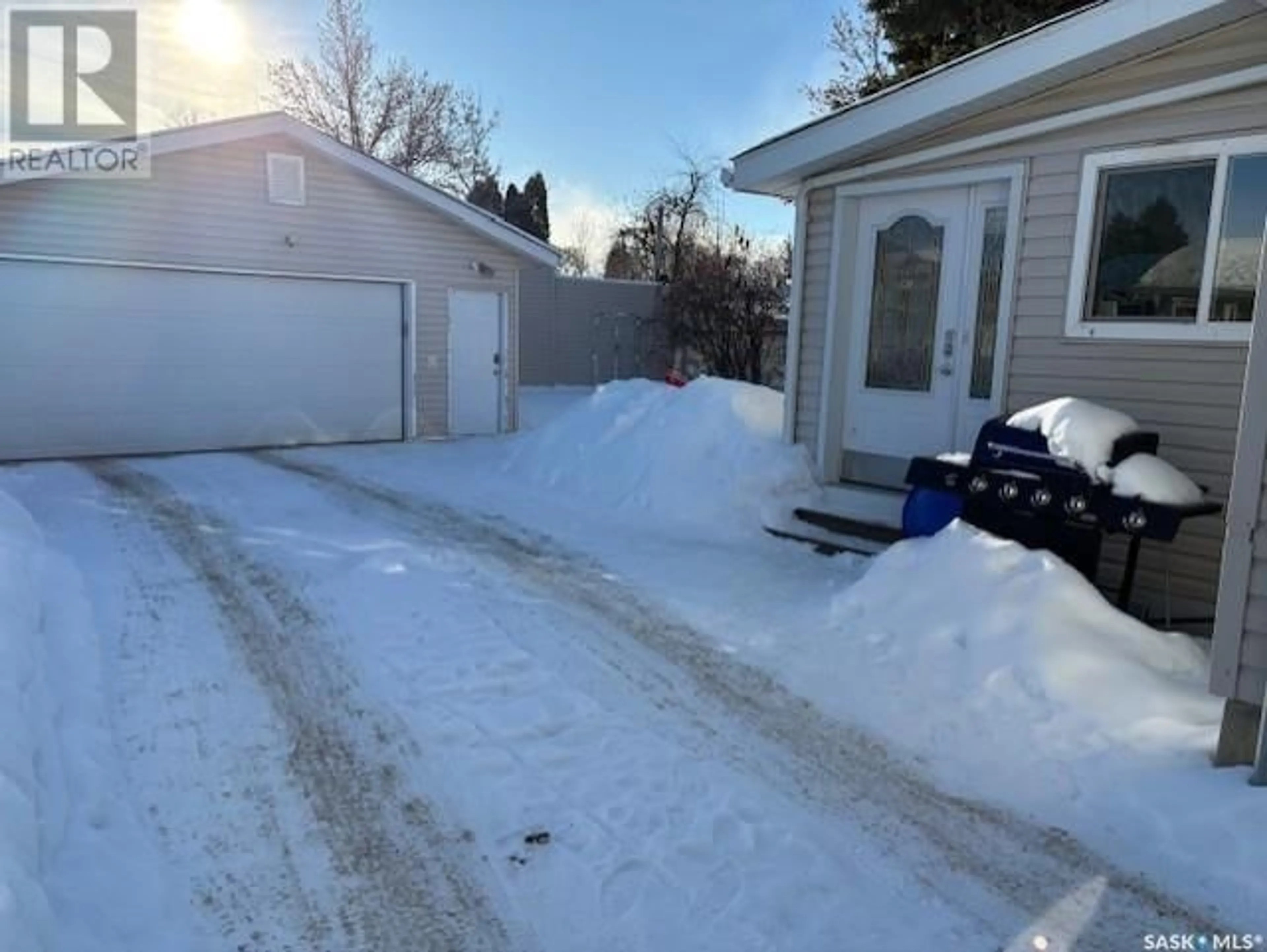 A pic from outside/outdoor area/front of a property/back of a property/a pic from drone, street for 71 McCully CRESCENT, Saskatoon Saskatchewan S7L5L8