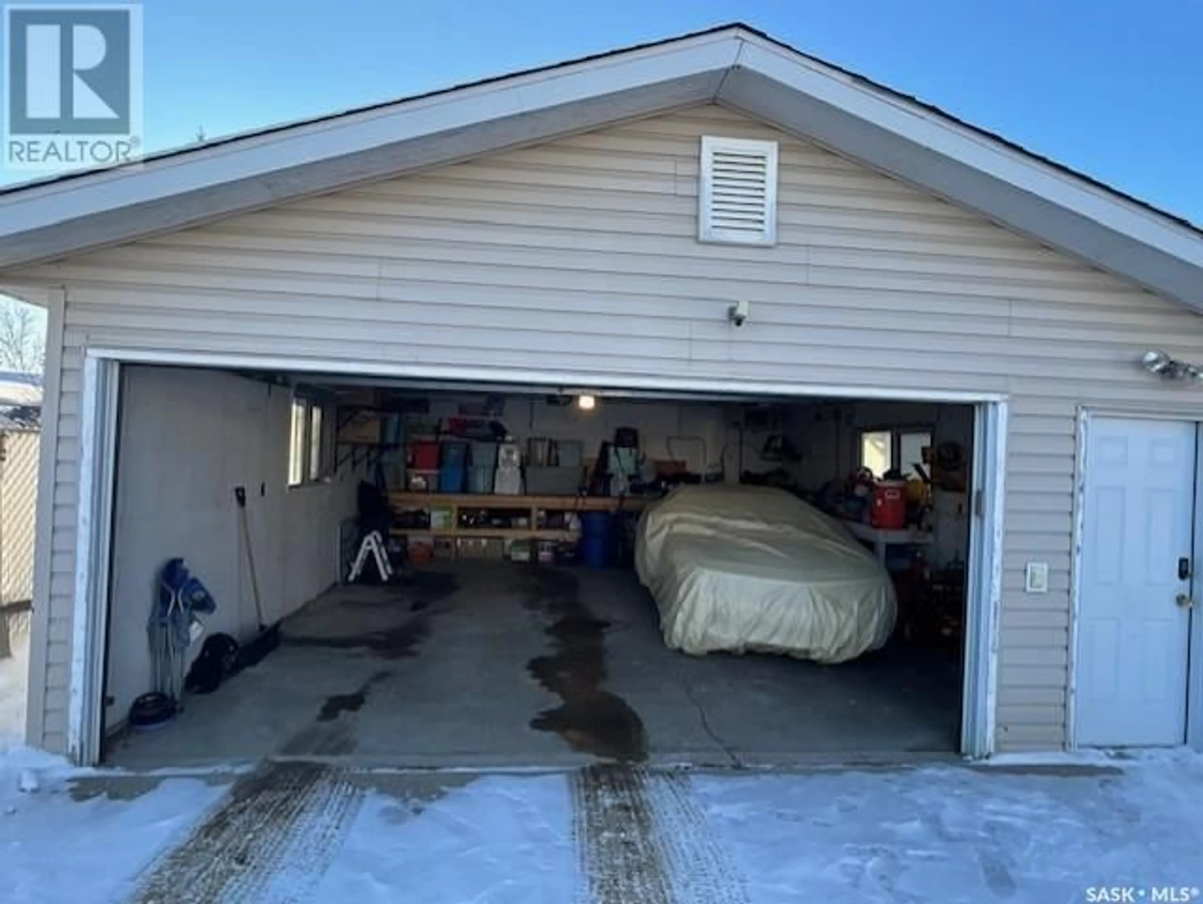 Indoor garage for 71 McCully CRESCENT, Saskatoon Saskatchewan S7L5L8