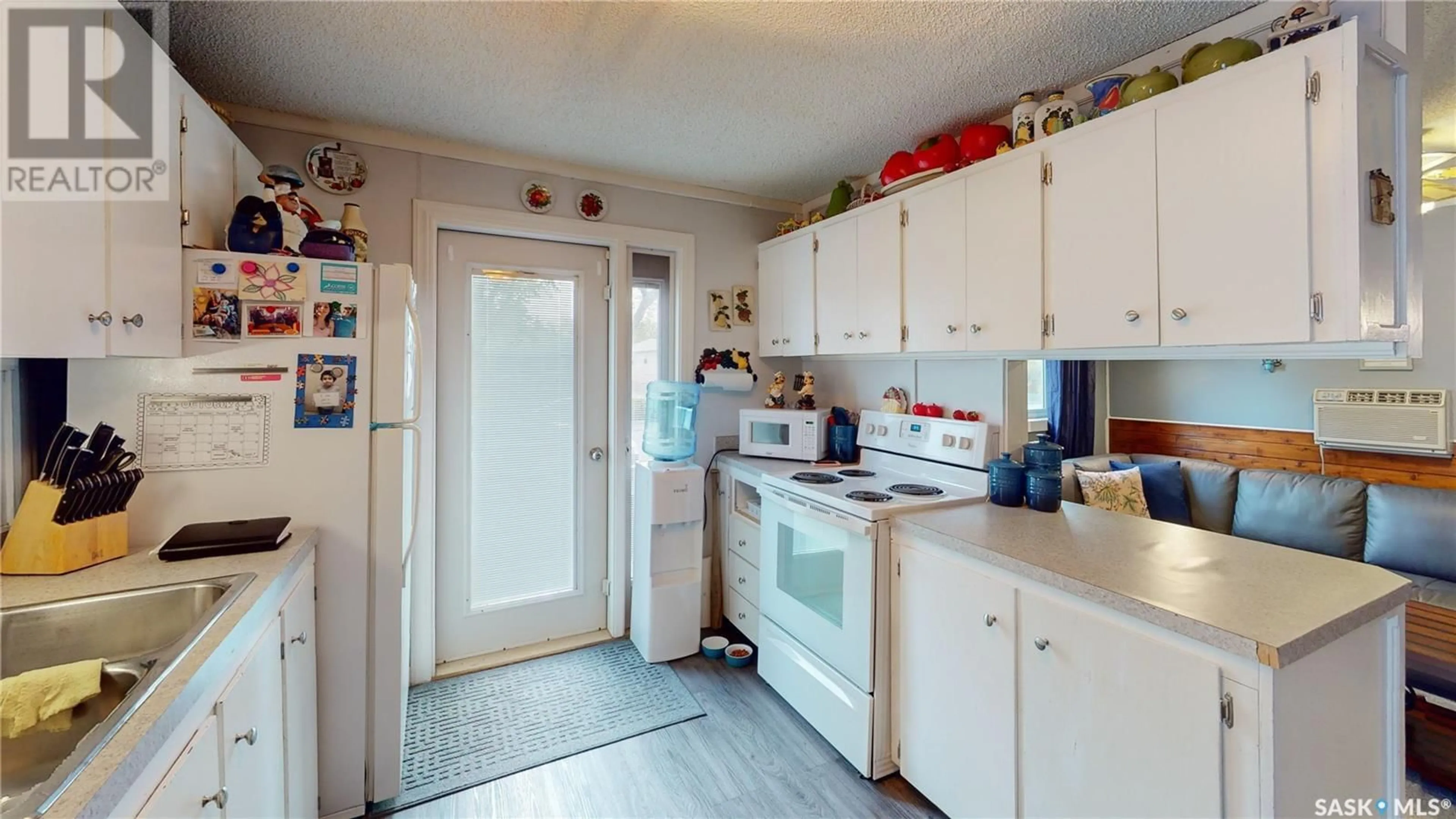 Standard kitchen, ceramic/tile floor for 480 Smith STREET, Regina Saskatchewan S4R2L2