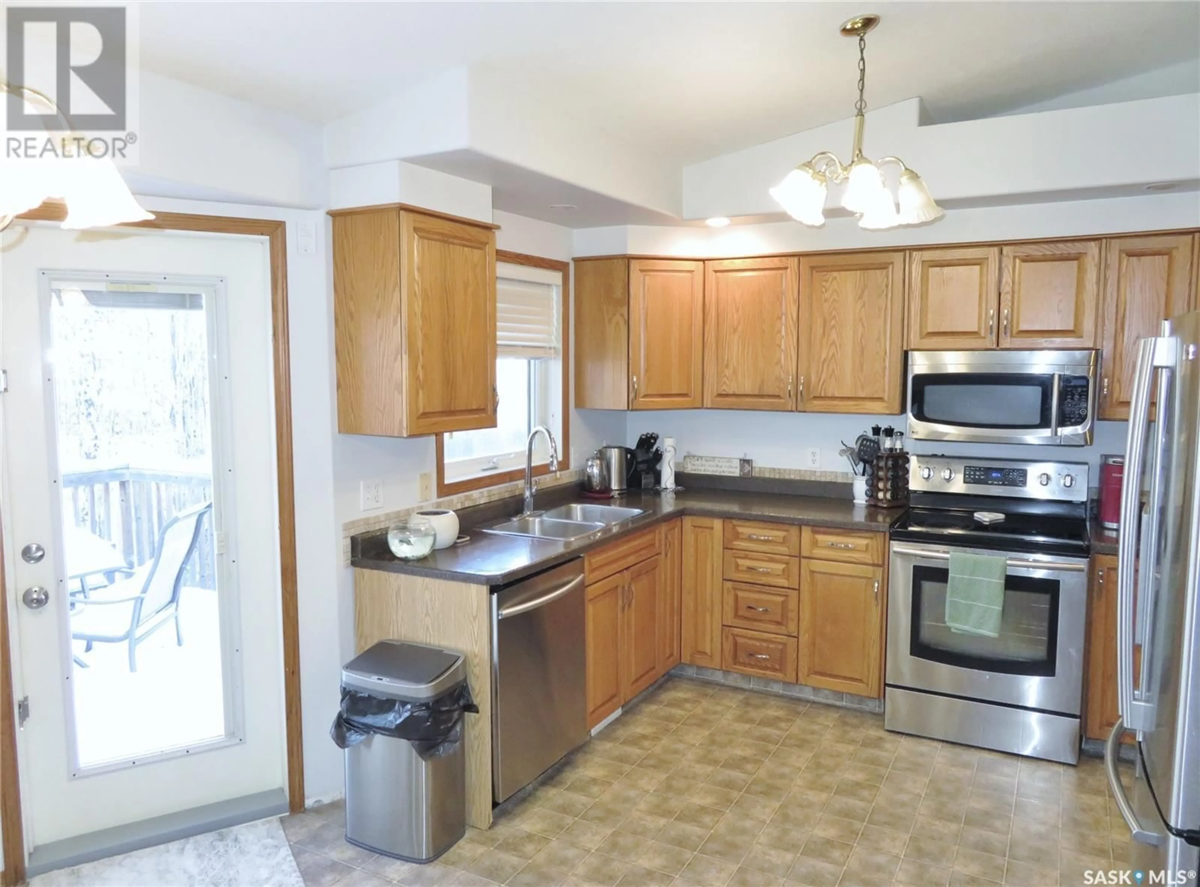 Standard kitchen, unknown for 339 Coben CRESCENT, Saskatoon Saskatchewan S7S1B5