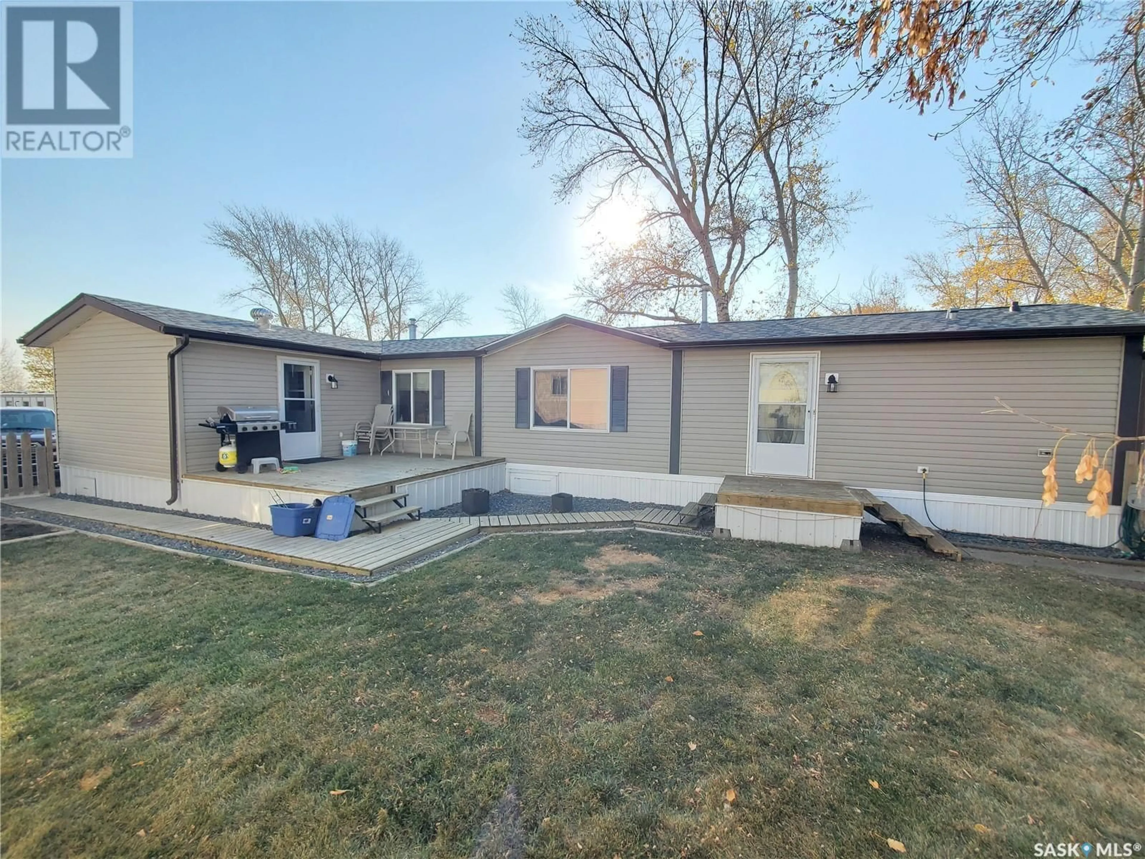 Home with vinyl exterior material, unknown for 8 Prairie Sun COURT, Swift Current Saskatchewan S9H3X6