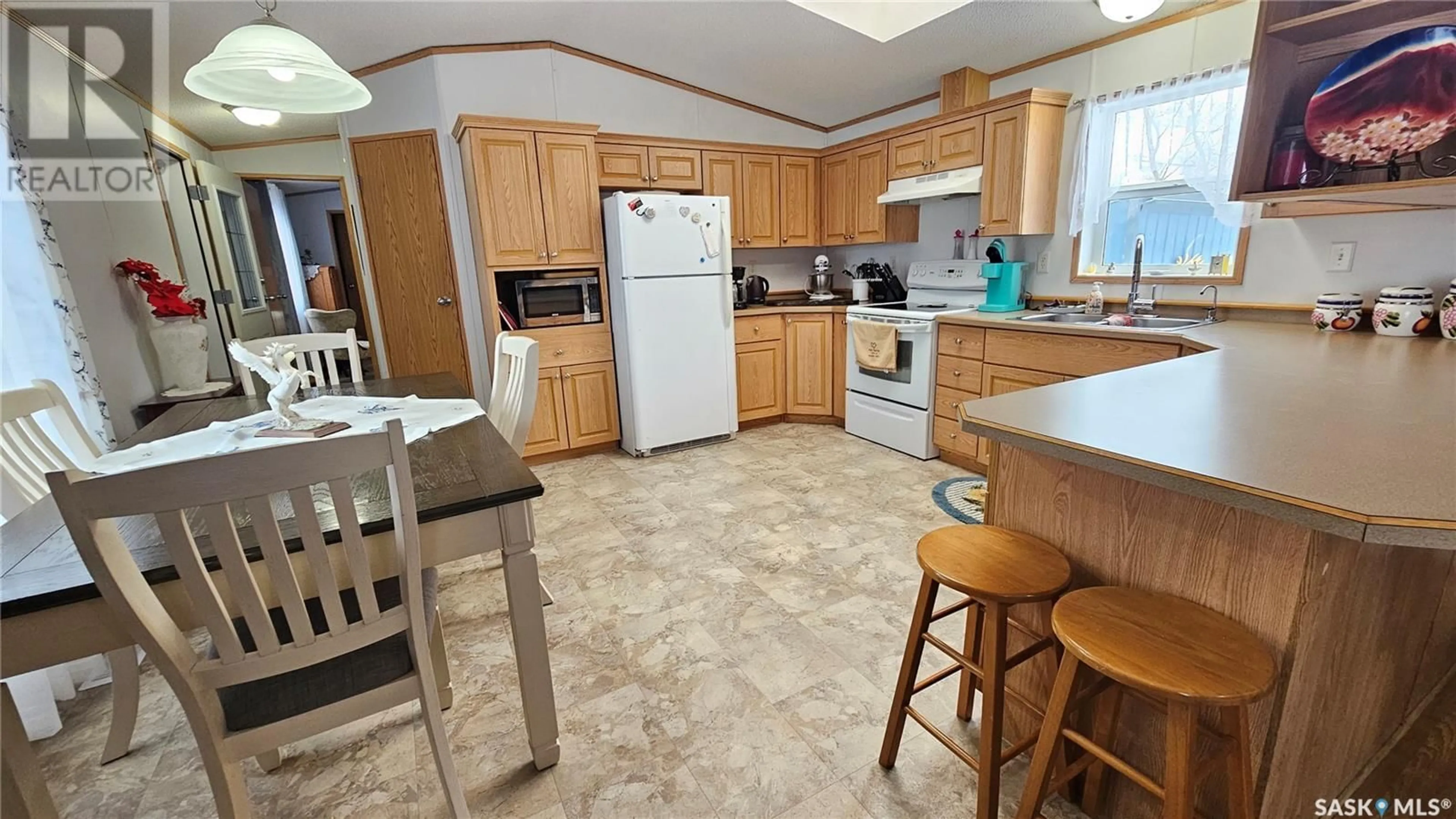 Standard kitchen, ceramic/tile floor for 8 Prairie Sun COURT, Swift Current Saskatchewan S9H3X6