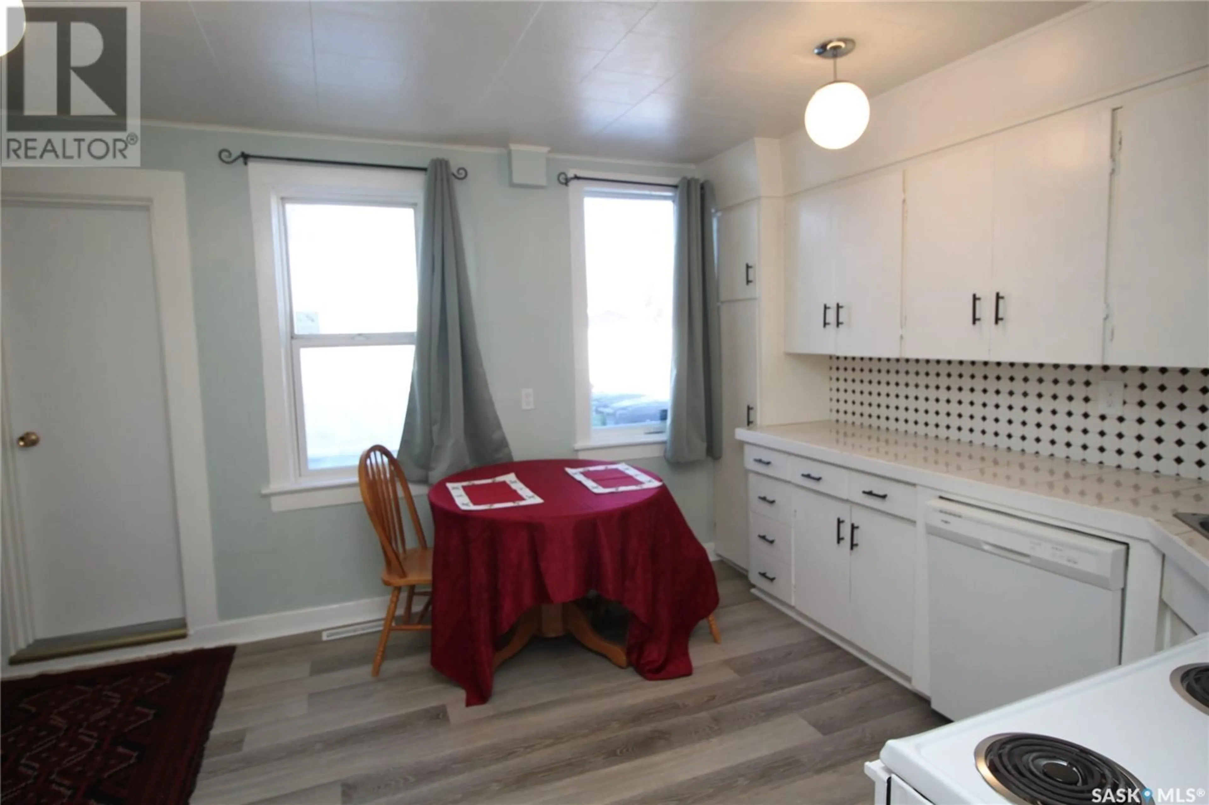 Standard kitchen, unknown for 227 M AVENUE, Saskatoon Saskatchewan S7L2S2
