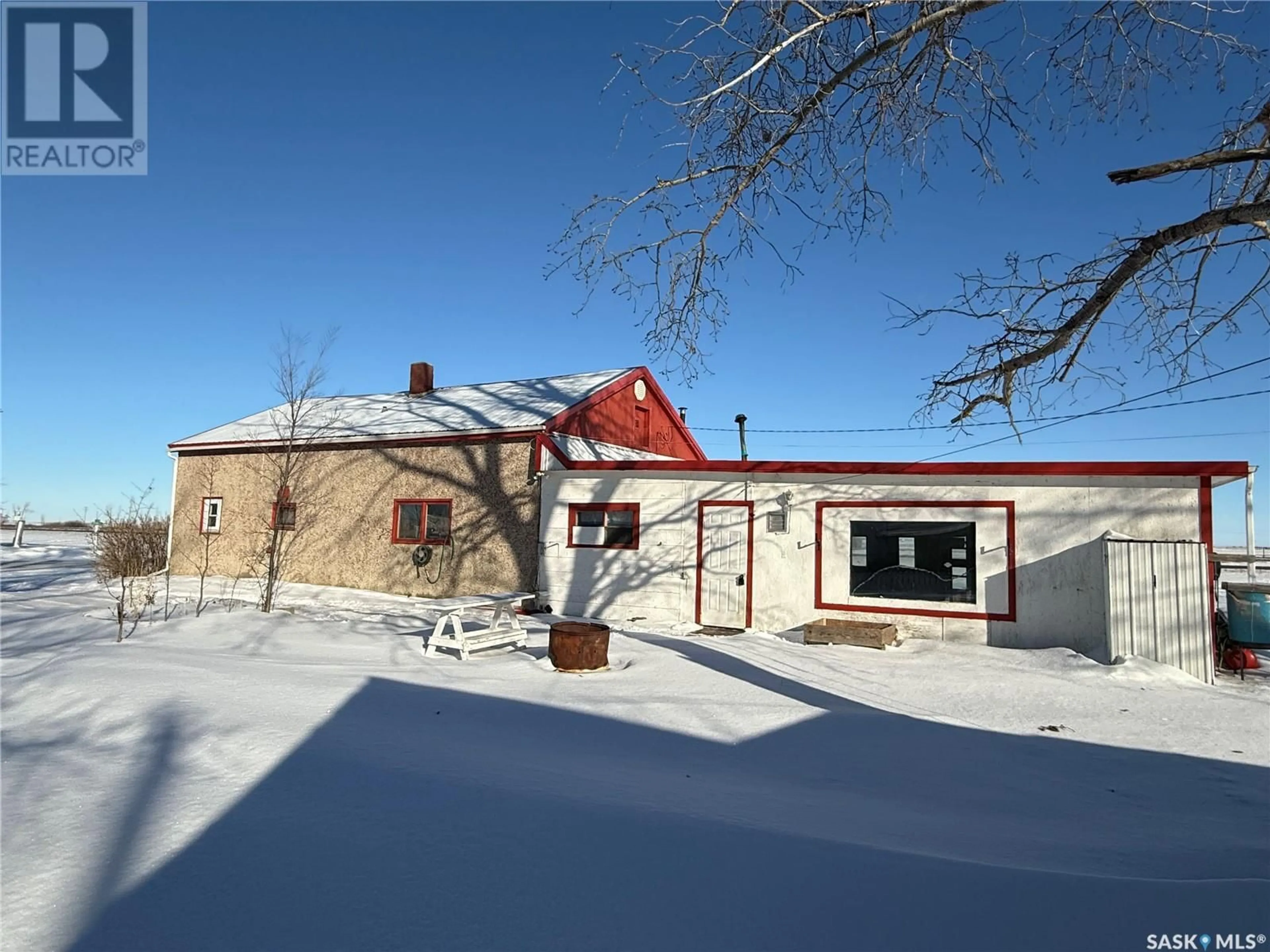 A pic from outside/outdoor area/front of a property/back of a property/a pic from drone, unknown for 1150 Souris STREET, Halbrite Saskatchewan S0C1H0