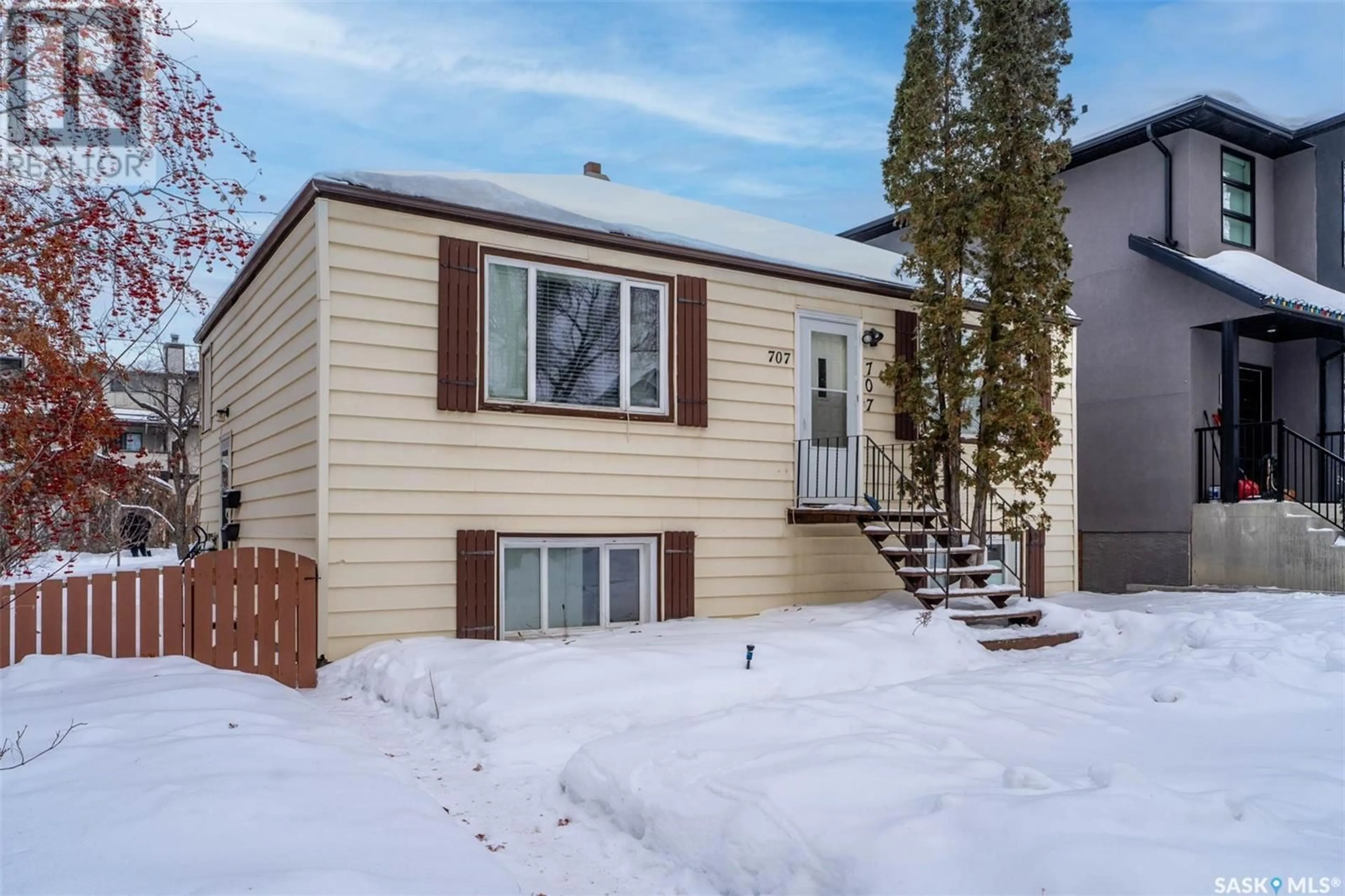 Home with vinyl exterior material, street for 707 7th STREET E, Saskatoon Saskatchewan S7H0Y1