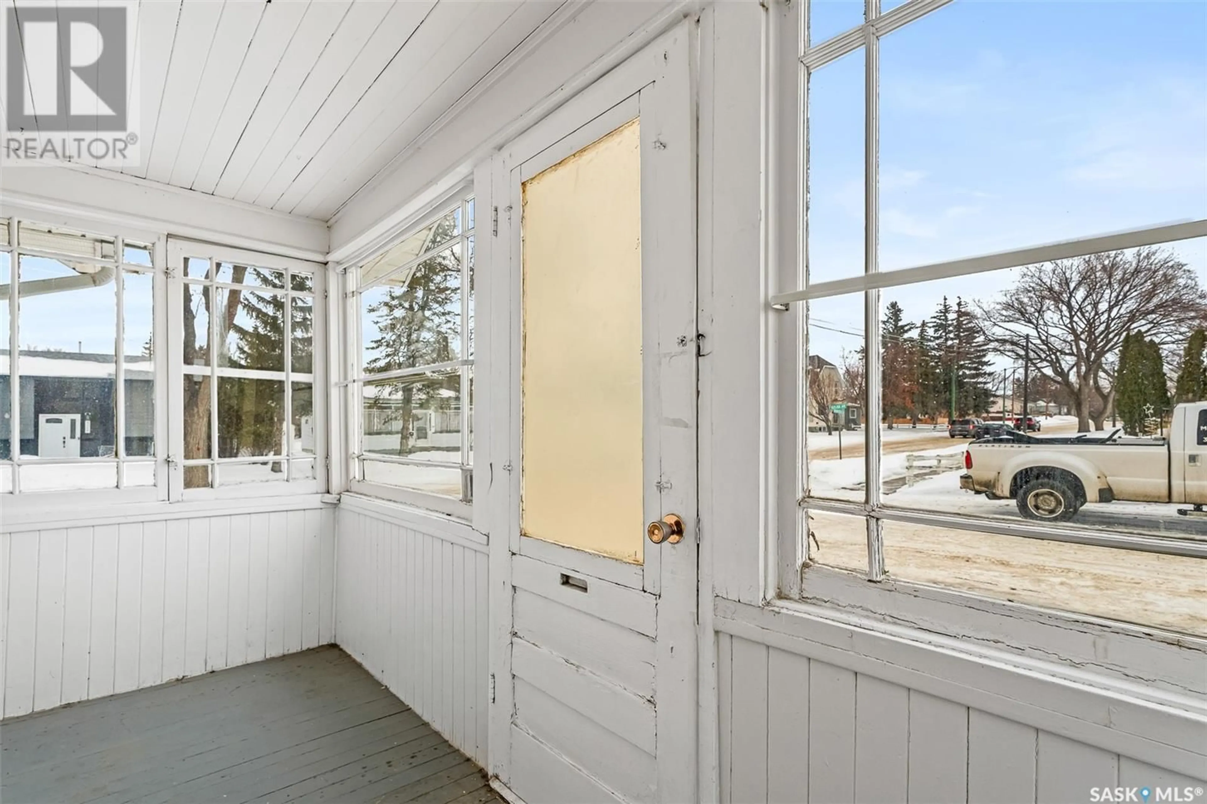 Indoor entryway for 806 Outlook AVENUE, Moose Jaw Saskatchewan S6H5T9