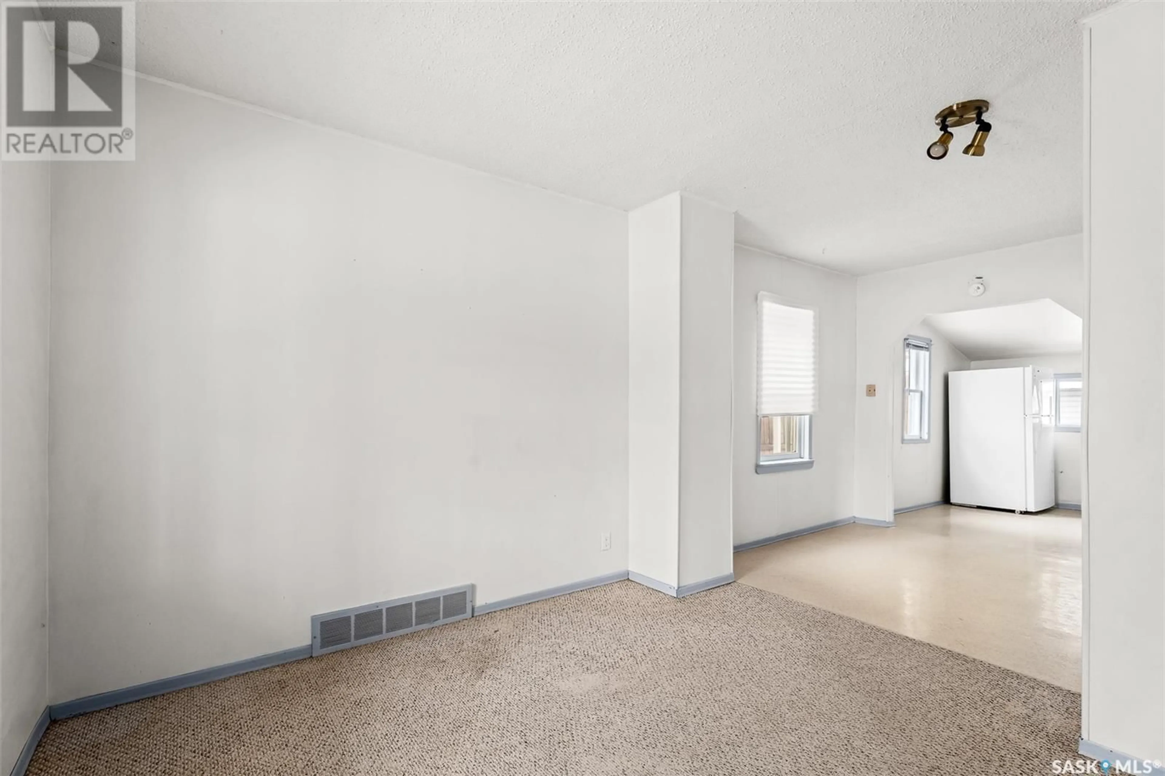 Indoor foyer for 806 Outlook AVENUE, Moose Jaw Saskatchewan S6H5T9