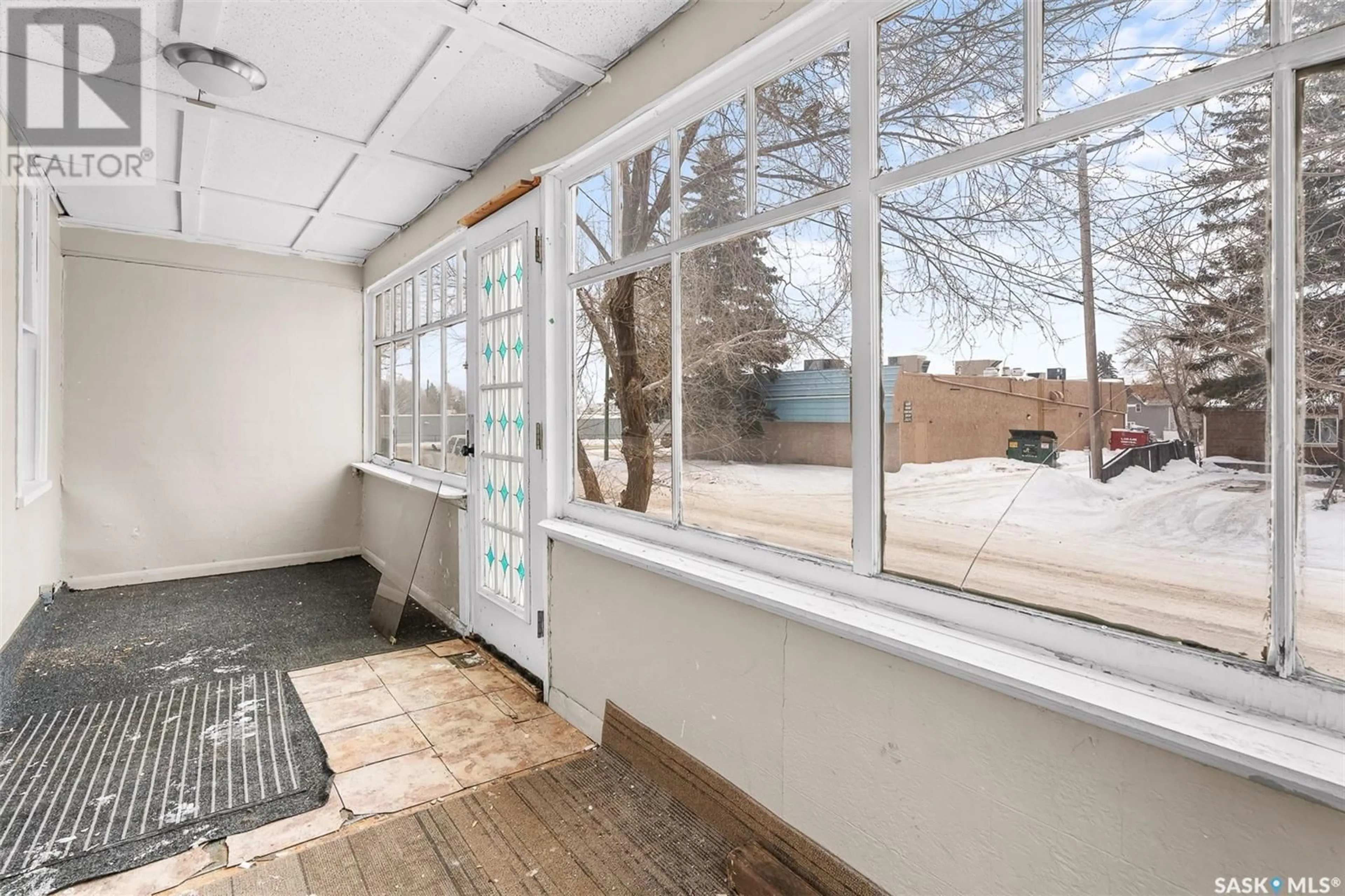 Indoor foyer for 912 Montgomery STREET, Moose Jaw Saskatchewan S6H2W8