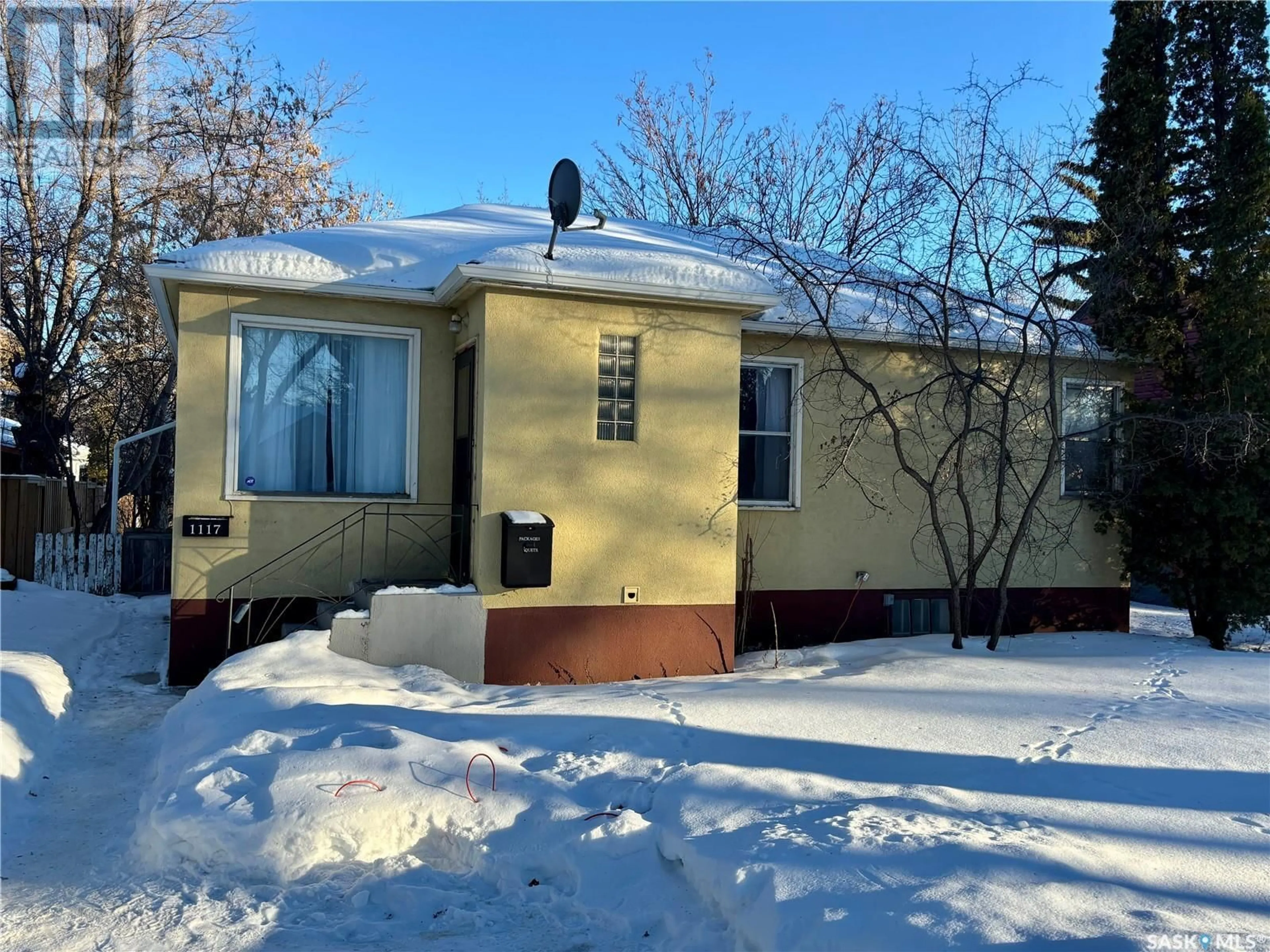 Home with vinyl exterior material, street for 1117 Wiggins AVENUE S, Saskatoon Saskatchewan S7H2J4