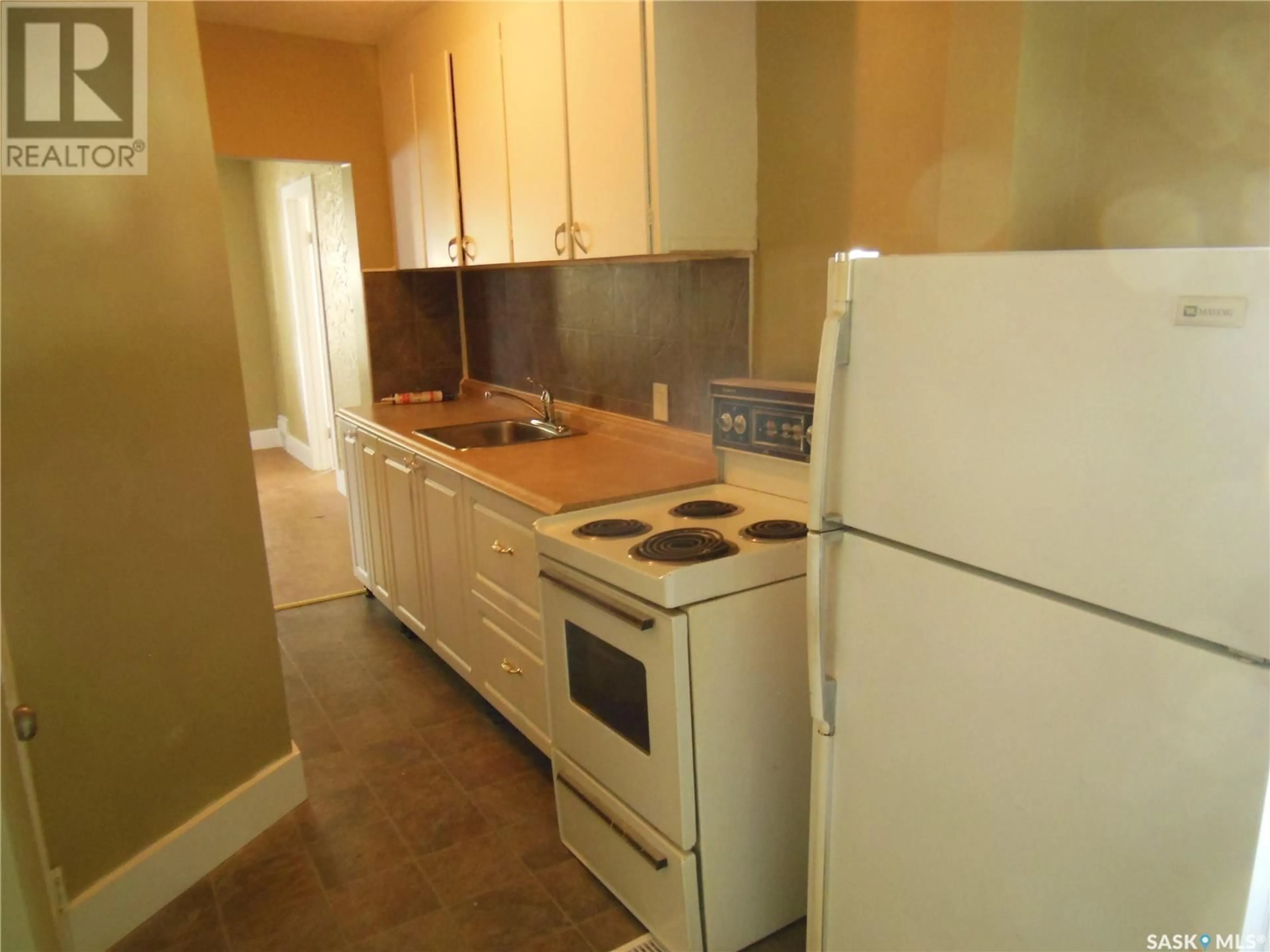 Standard kitchen, unknown for 1575 Rae STREET, Regina Saskatchewan S4T2C8