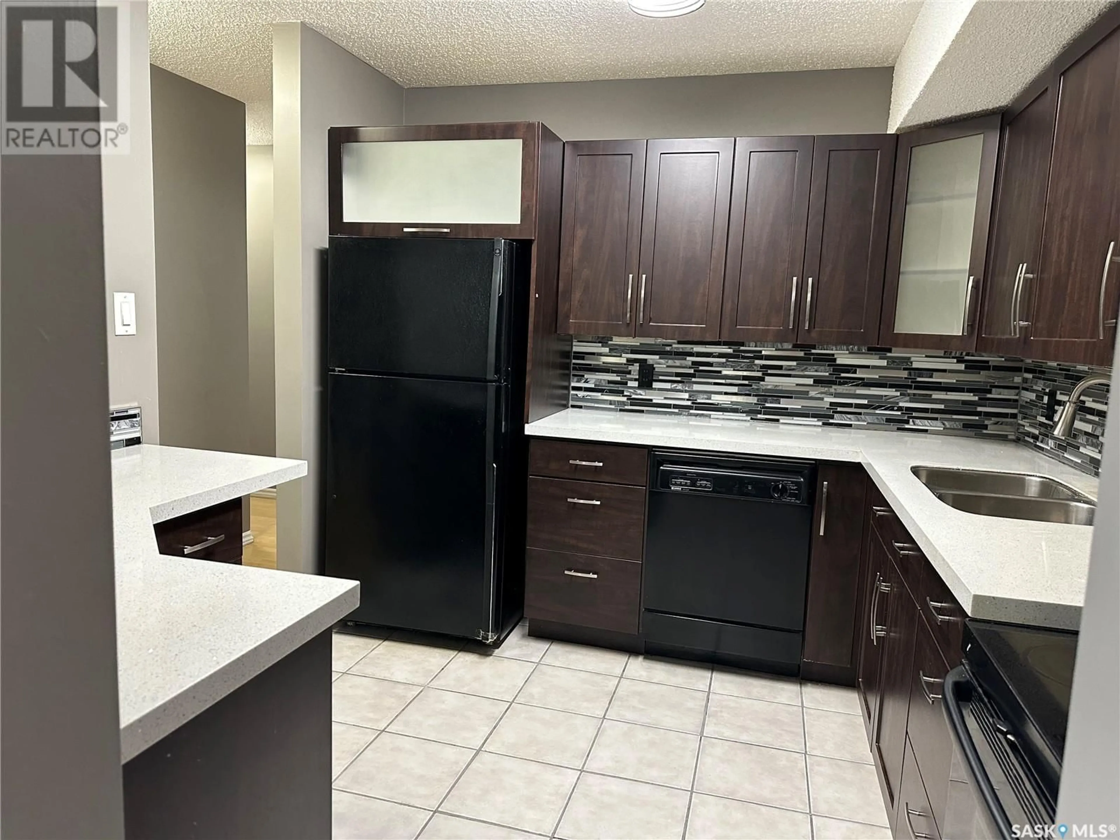 Standard kitchen, ceramic/tile floor for 204 225 Kingsmere BOULEVARD, Saskatoon Saskatchewan S7J4J6