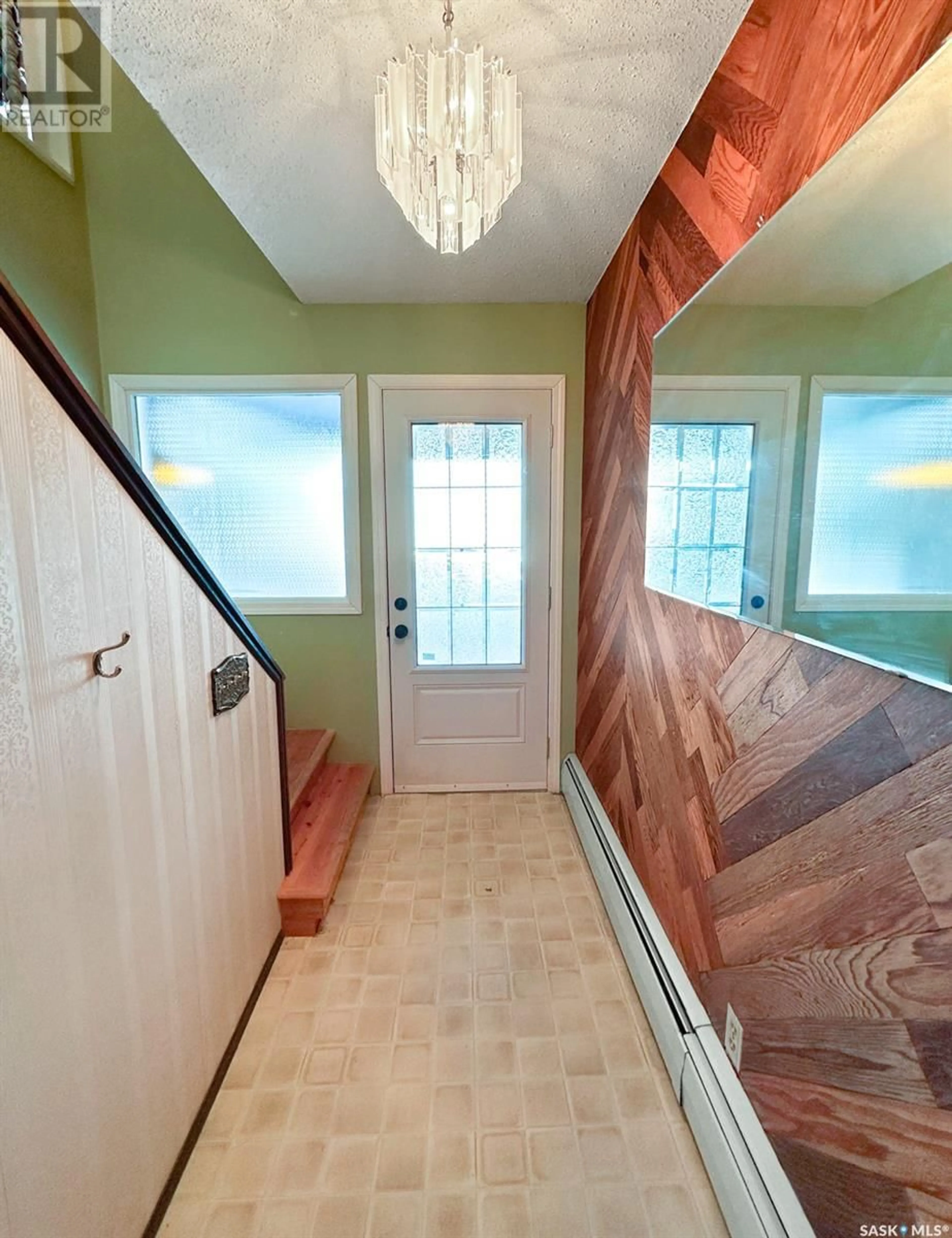 Indoor entryway for 276 Battleford TRAIL, Swift Current Saskatchewan S9H4J5