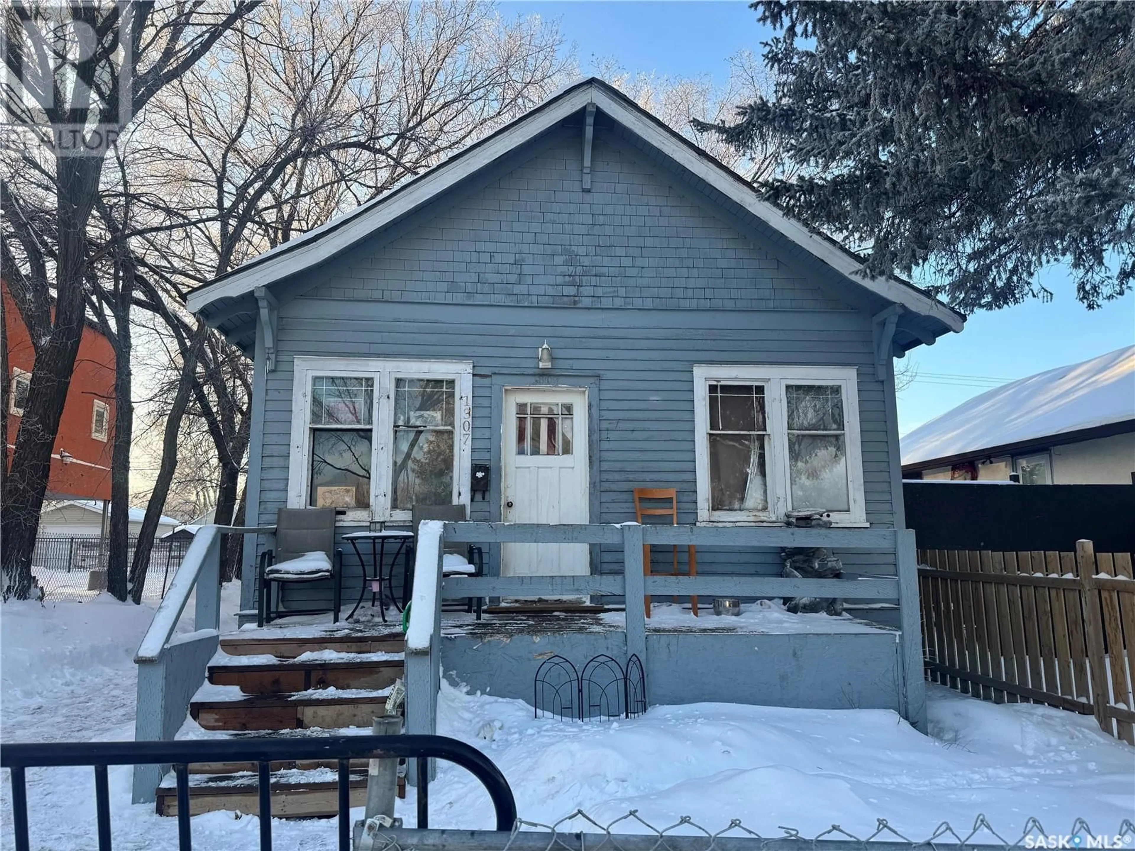 Patio, street for 1307 Idylwyld DRIVE N, Saskatoon Saskatchewan S7L1A3