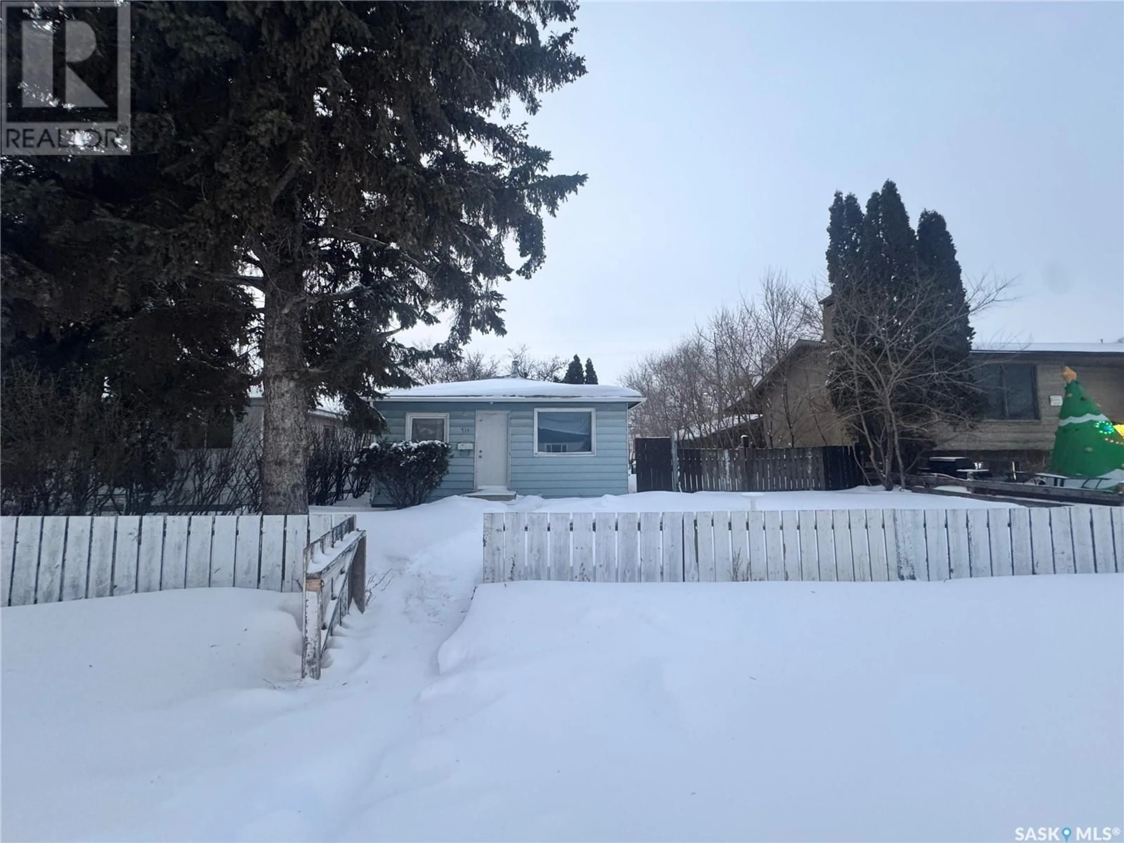 A pic from outside/outdoor area/front of a property/back of a property/a pic from drone, street for 711 Weldon AVENUE, Saskatoon Saskatchewan S7M2V1