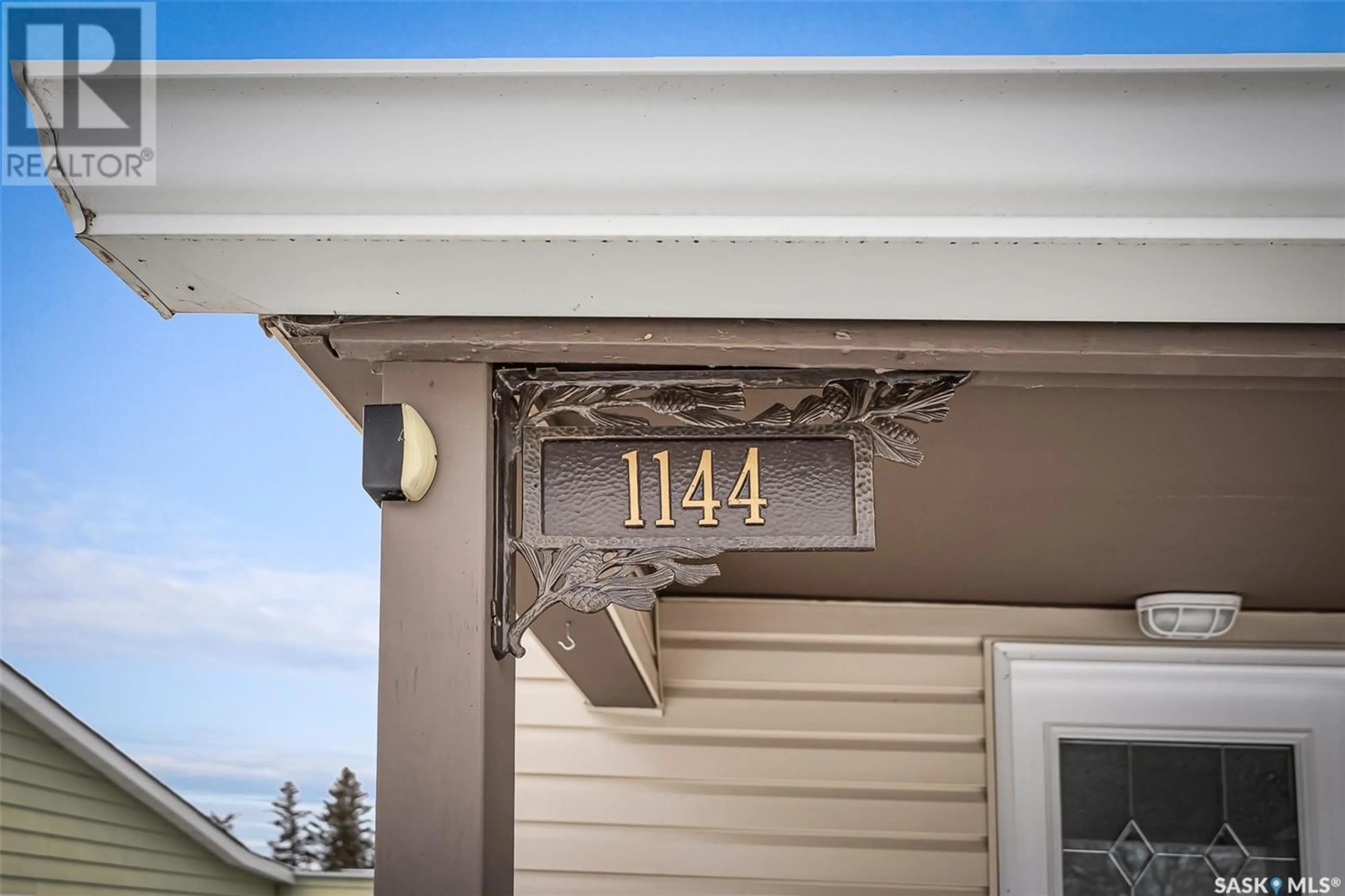 Indoor entryway for 1144 4th AVENUE NE, Moose Jaw Saskatchewan S6H1J3