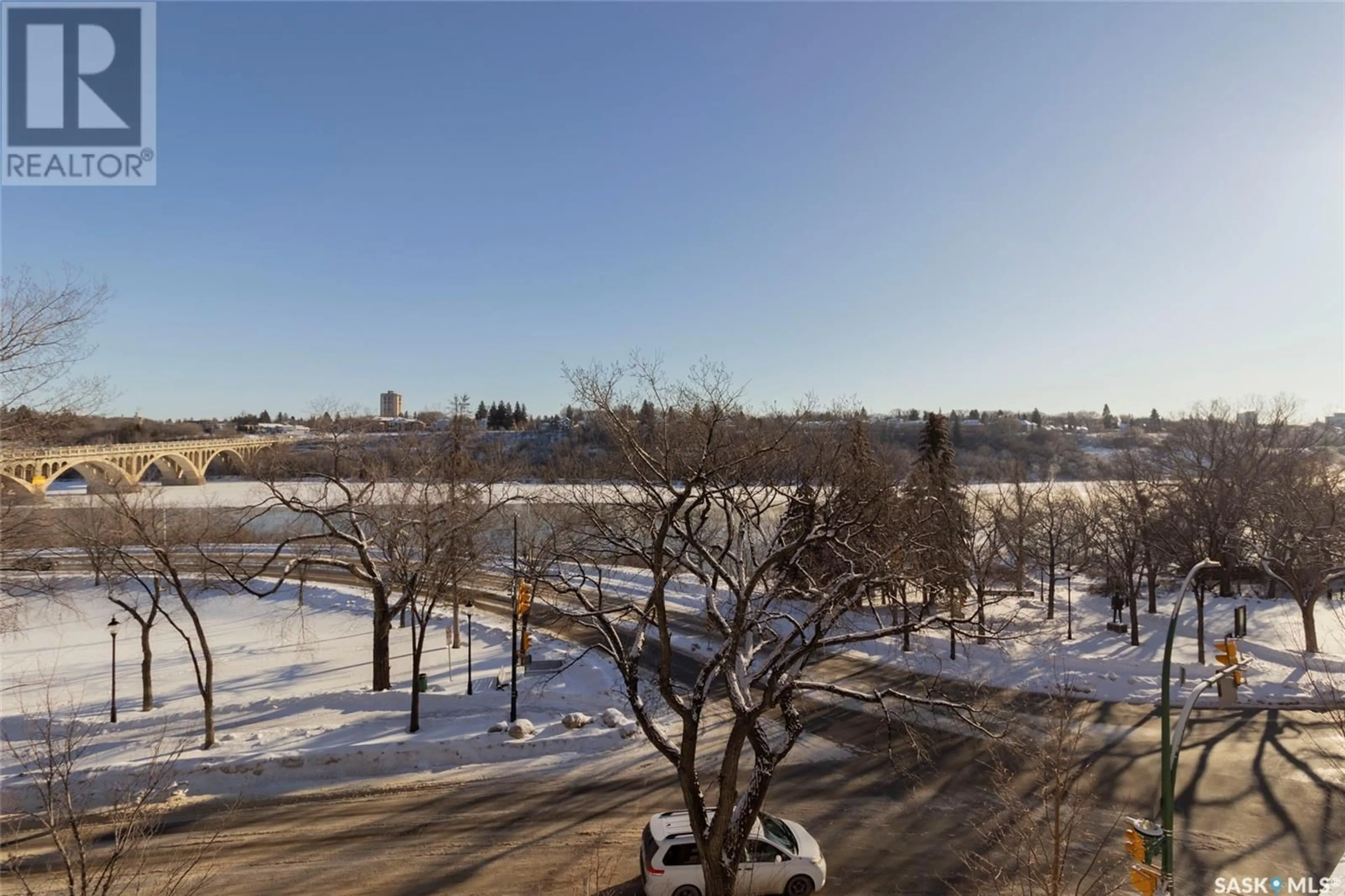 A pic from outside/outdoor area/front of a property/back of a property/a pic from drone, unknown for 408 902 Spadina CRESCENT E, Saskatoon Saskatchewan S7K0G8