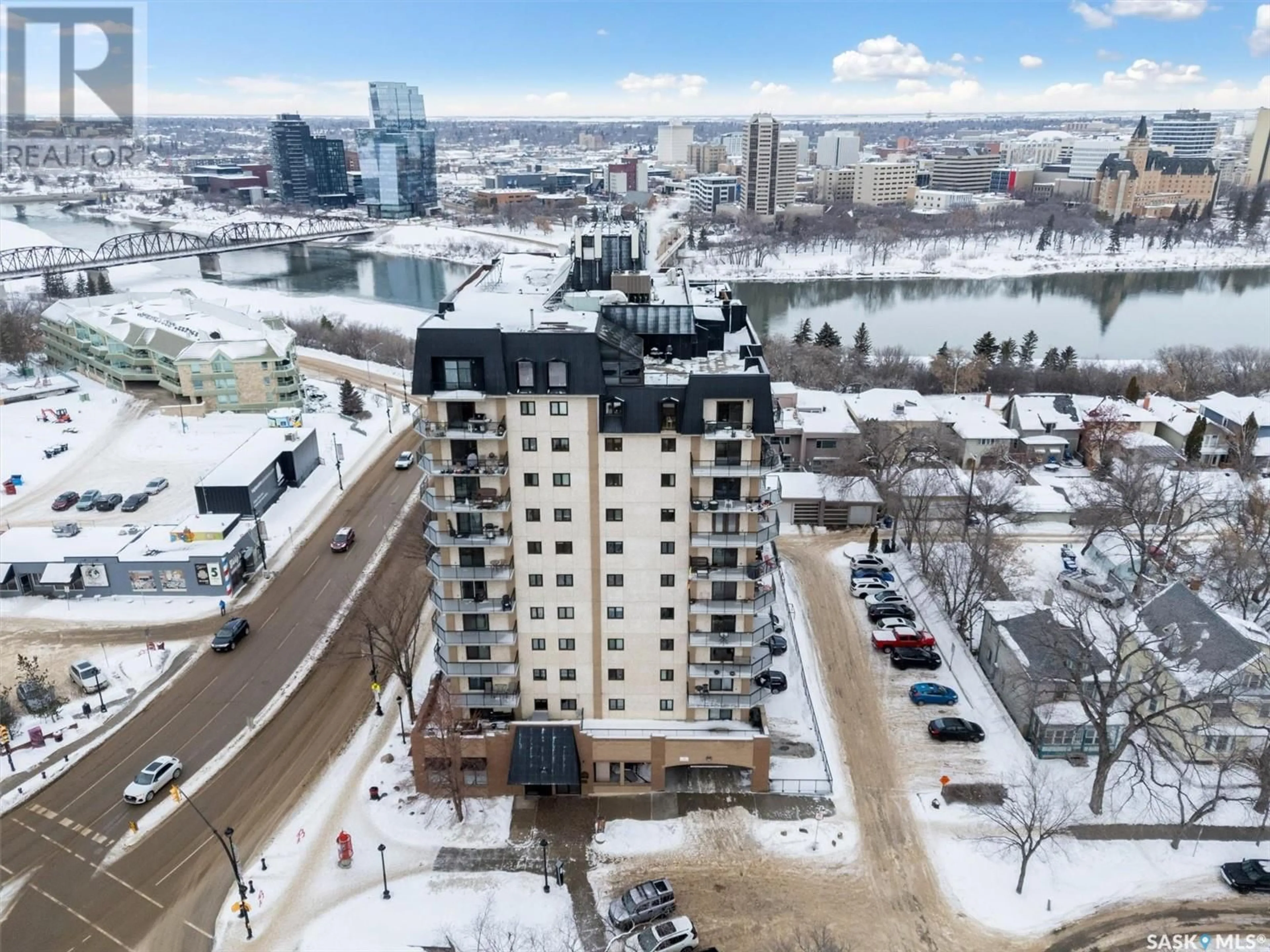 A pic from outside/outdoor area/front of a property/back of a property/a pic from drone, city buildings view from balcony for 901 611 University DRIVE, Saskatoon Saskatchewan S7N3Z1