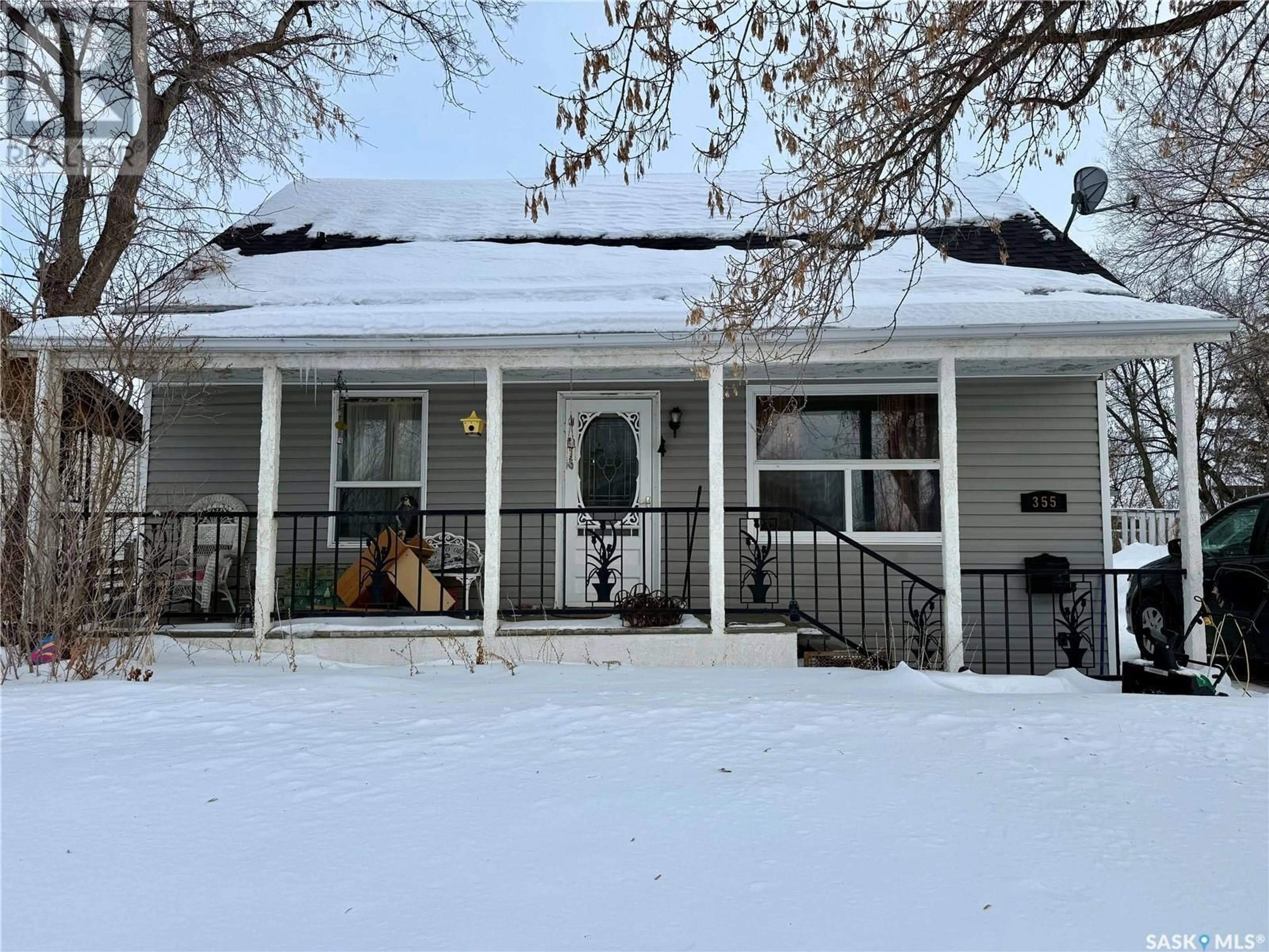 Home with vinyl exterior material, street for 355 Maple AVENUE N, Yorkton Saskatchewan S3N1X2