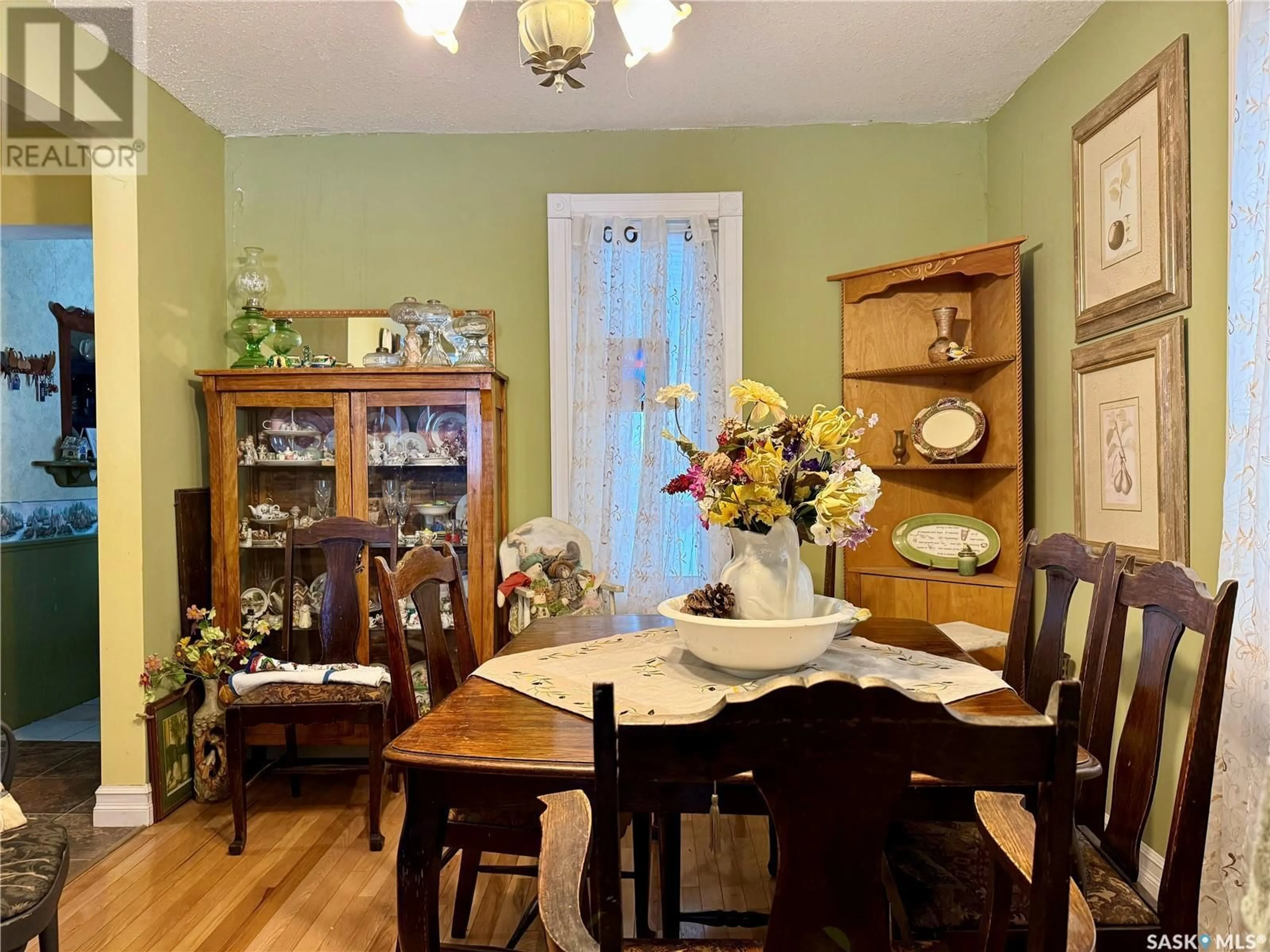 Dining room, wood/laminate floor for 355 Maple AVENUE N, Yorkton Saskatchewan S3N1X2