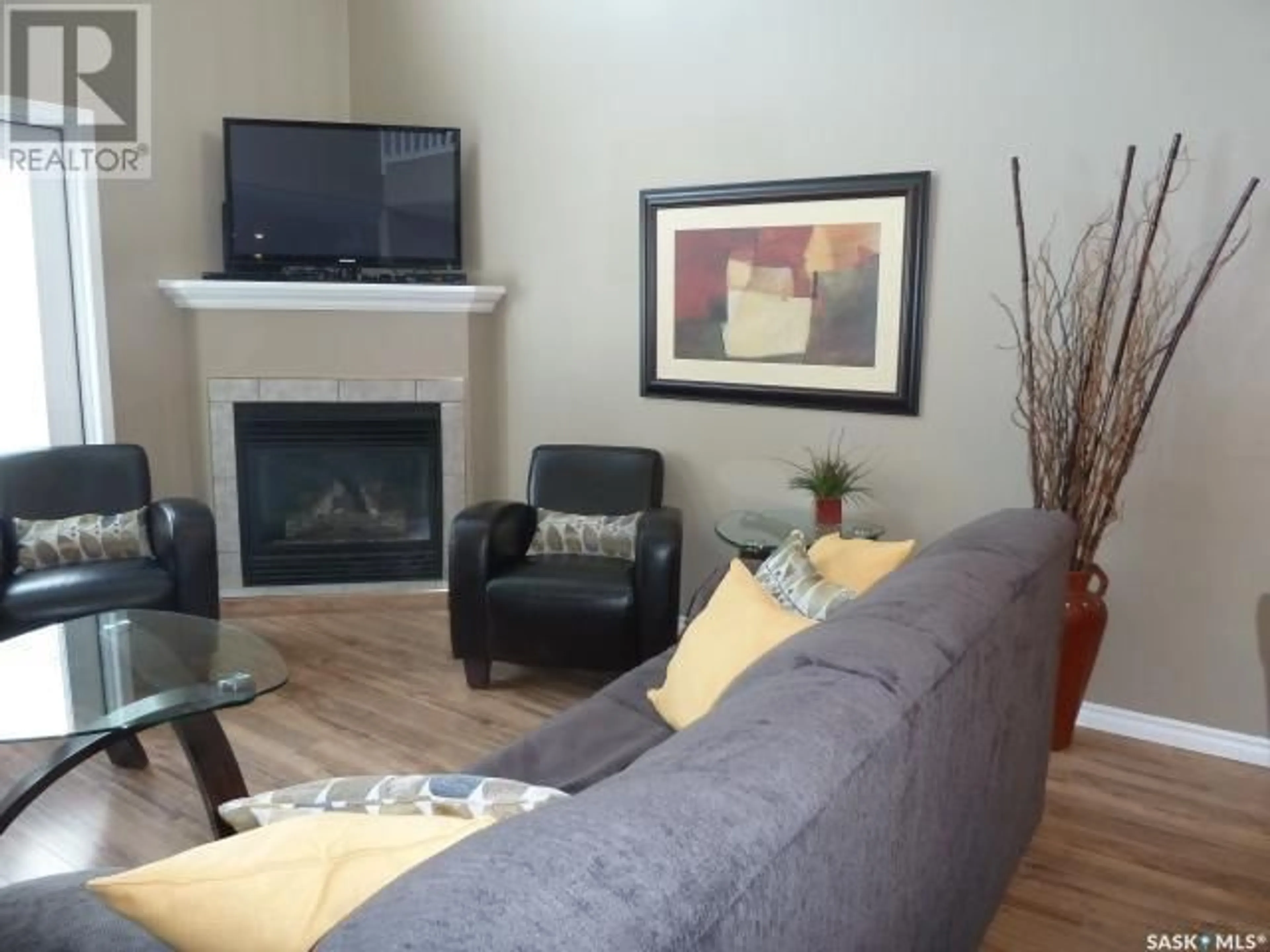 Living room with furniture, wood/laminate floor for 10 Fairview WAY, Elk Ridge Saskatchewan S0J0N0