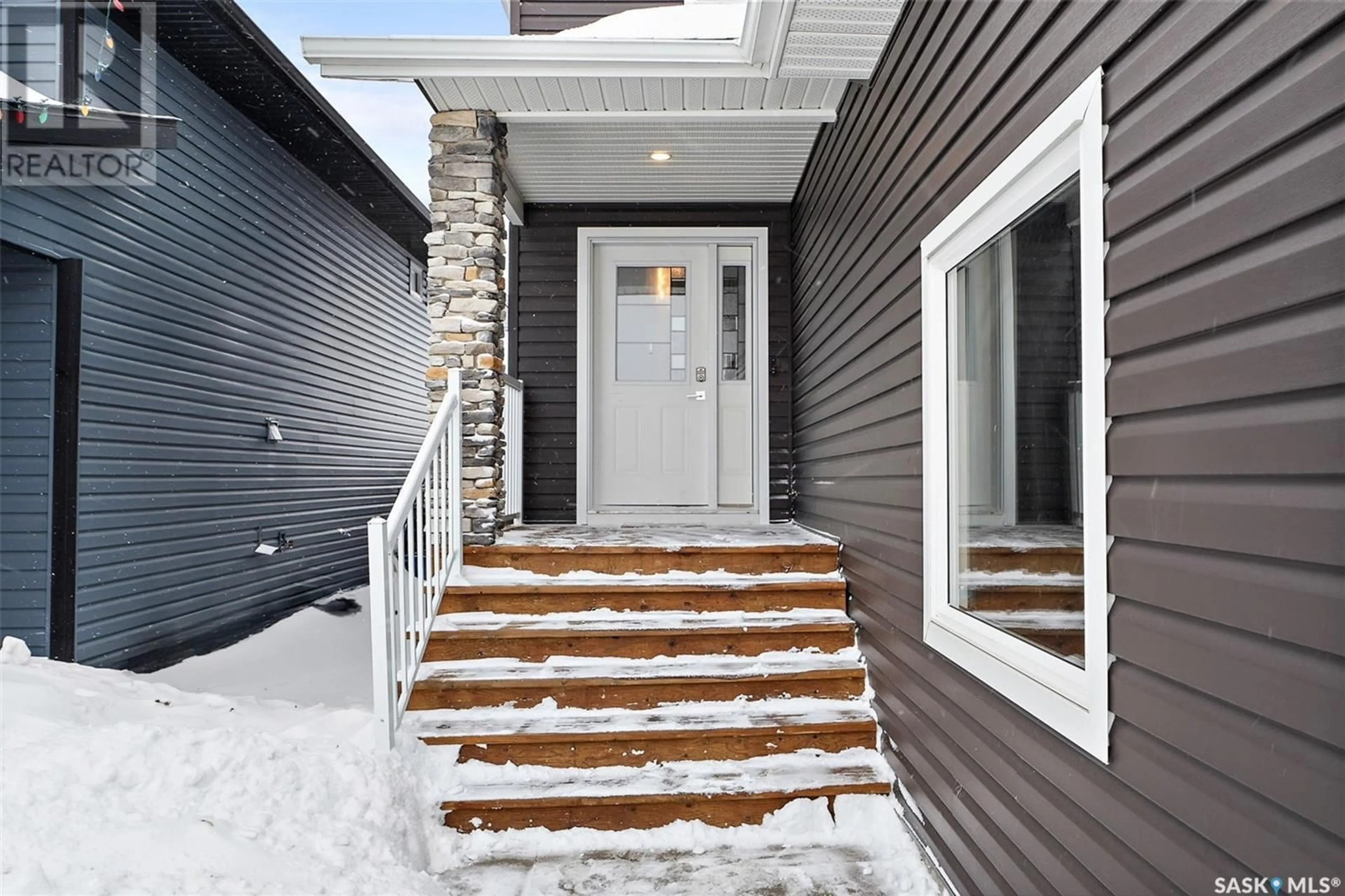 Indoor entryway for 430 Marlatte CRESCENT, Saskatoon Saskatchewan S7W0S9