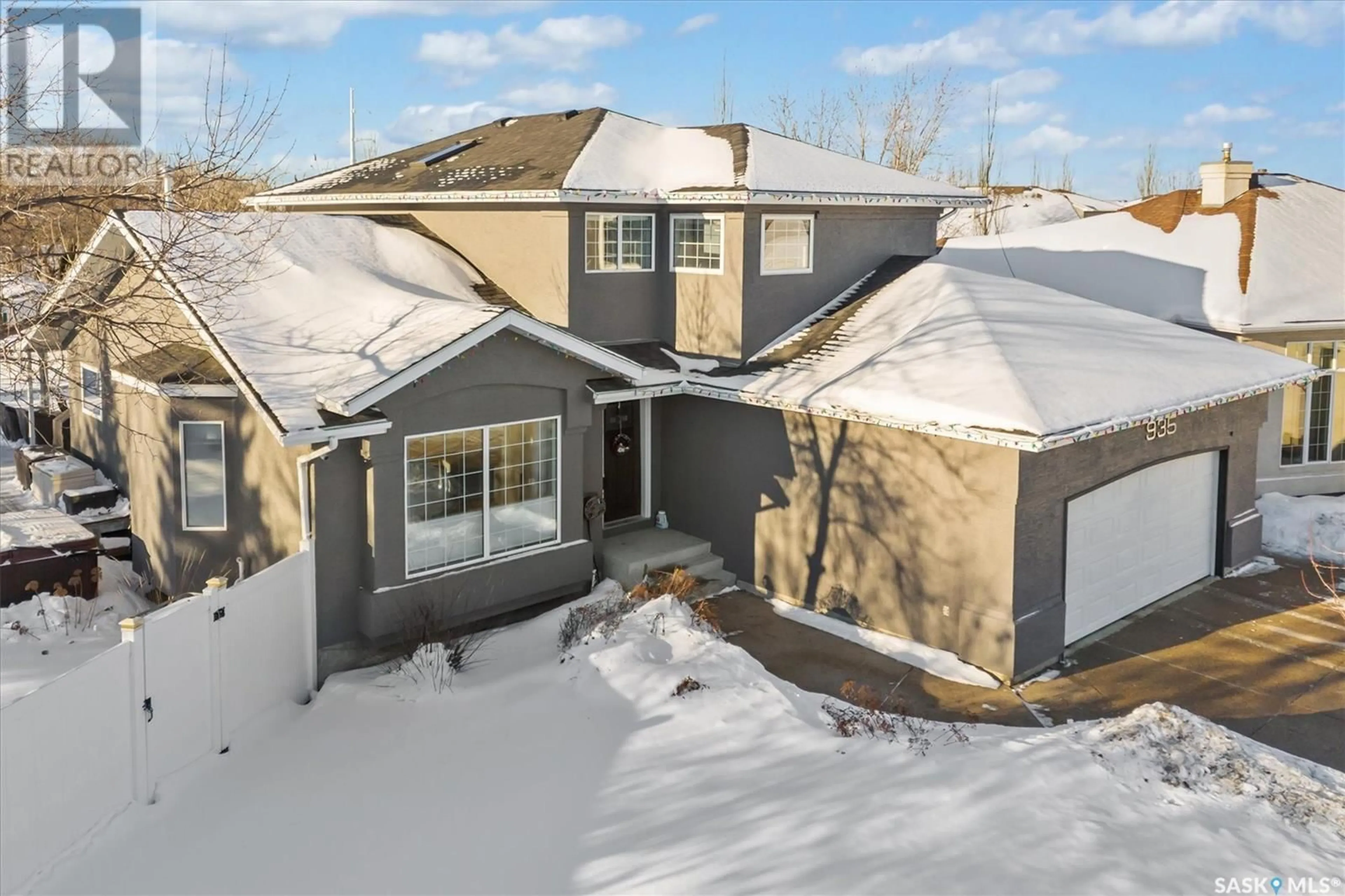 A pic from outside/outdoor area/front of a property/back of a property/a pic from drone, street for 935 Fairbrother CLOSE, Saskatoon Saskatchewan S7S1J3