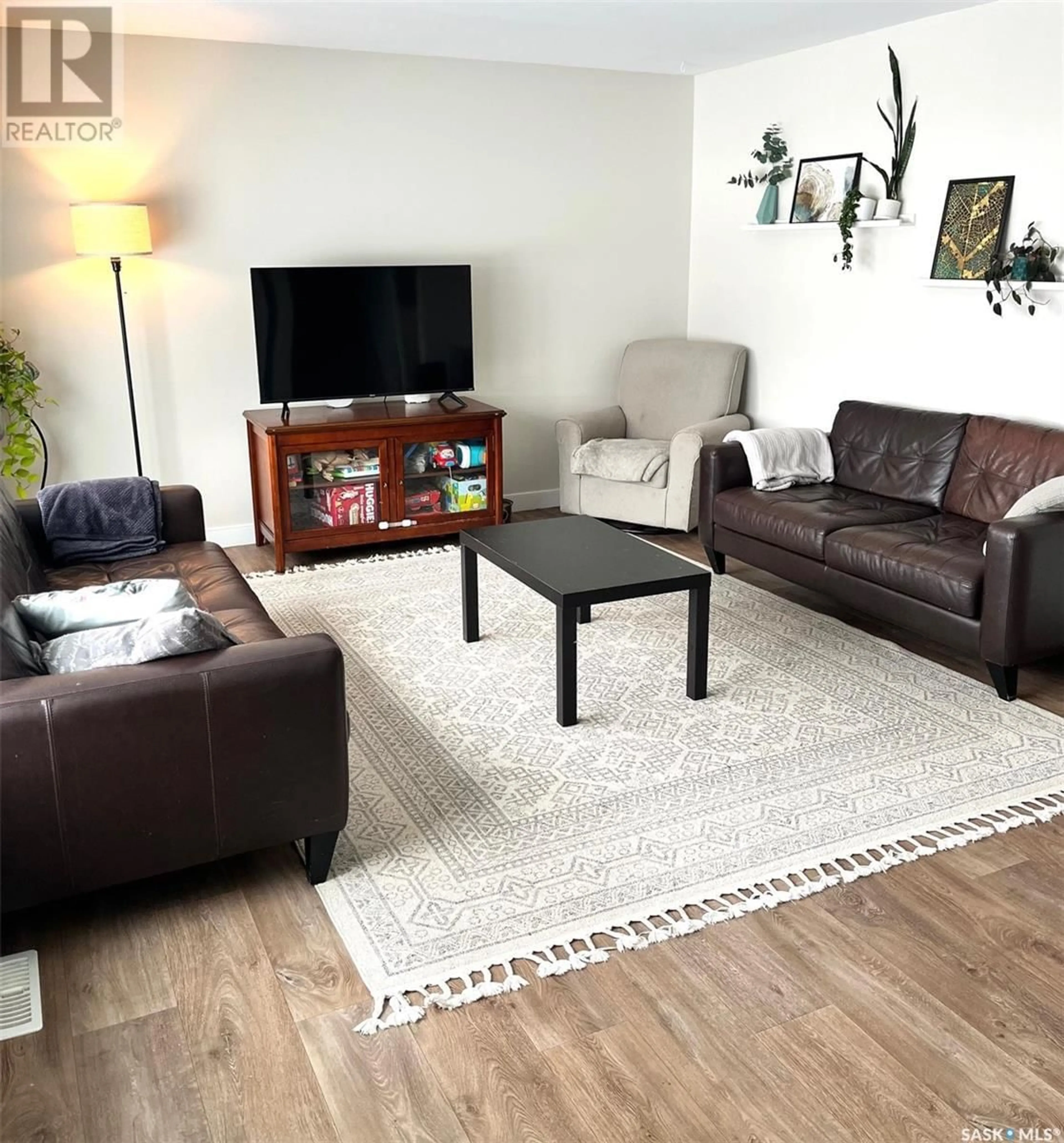 Living room with furniture, wood/laminate floor for 413 Mowat CRESCENT, Saskatoon Saskatchewan S7L4Y4