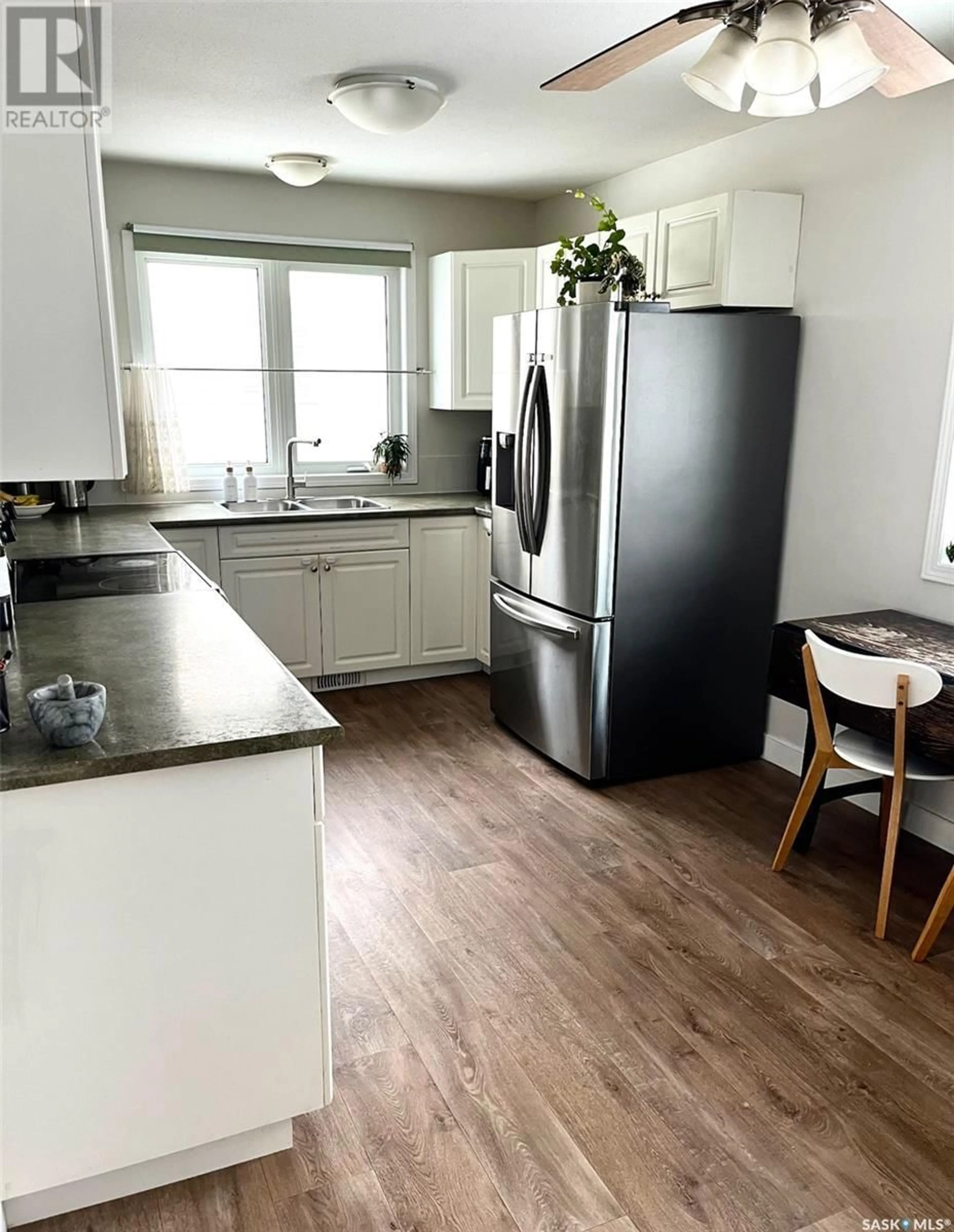 Open concept kitchen, unknown for 413 Mowat CRESCENT, Saskatoon Saskatchewan S7L4Y4