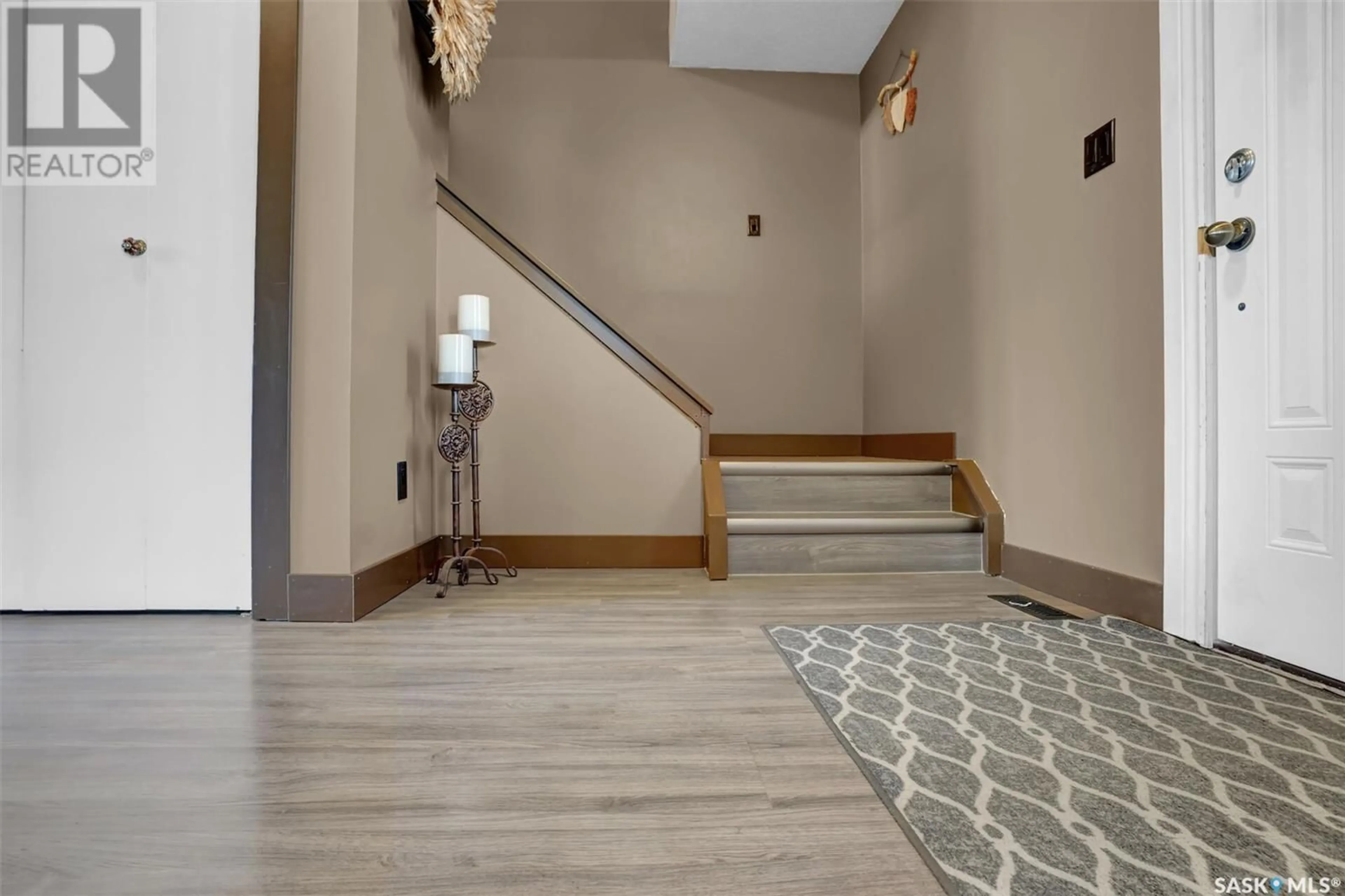 Indoor foyer for 131 Nollet AVENUE, Regina Saskatchewan S4T7P2