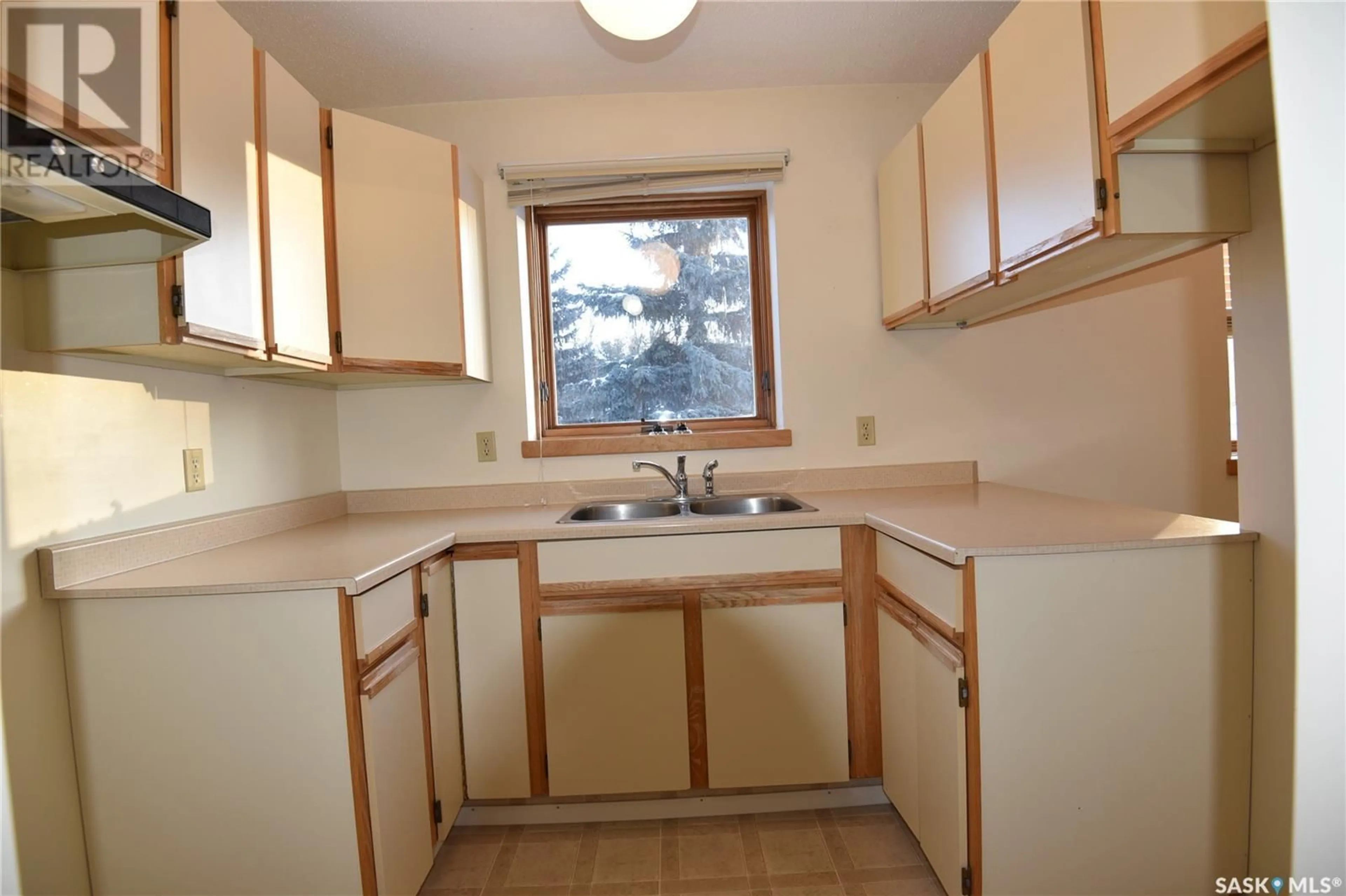 Standard kitchen, unknown for 311 102 Manor DRIVE, Nipawin Saskatchewan S0E1E0