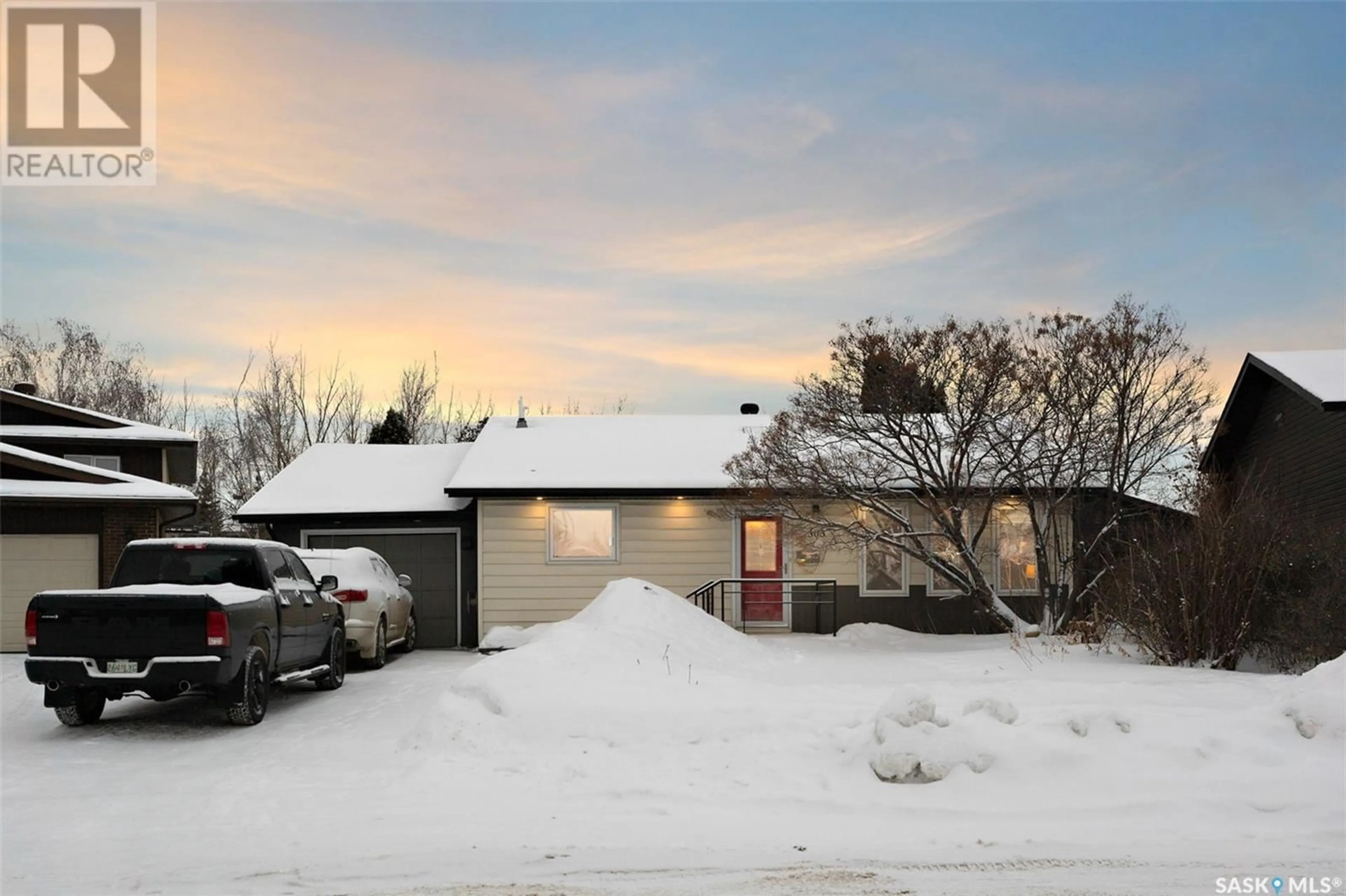 A pic from outside/outdoor area/front of a property/back of a property/a pic from drone, street for 303 Nordstrum ROAD, Saskatoon Saskatchewan S7K6P9